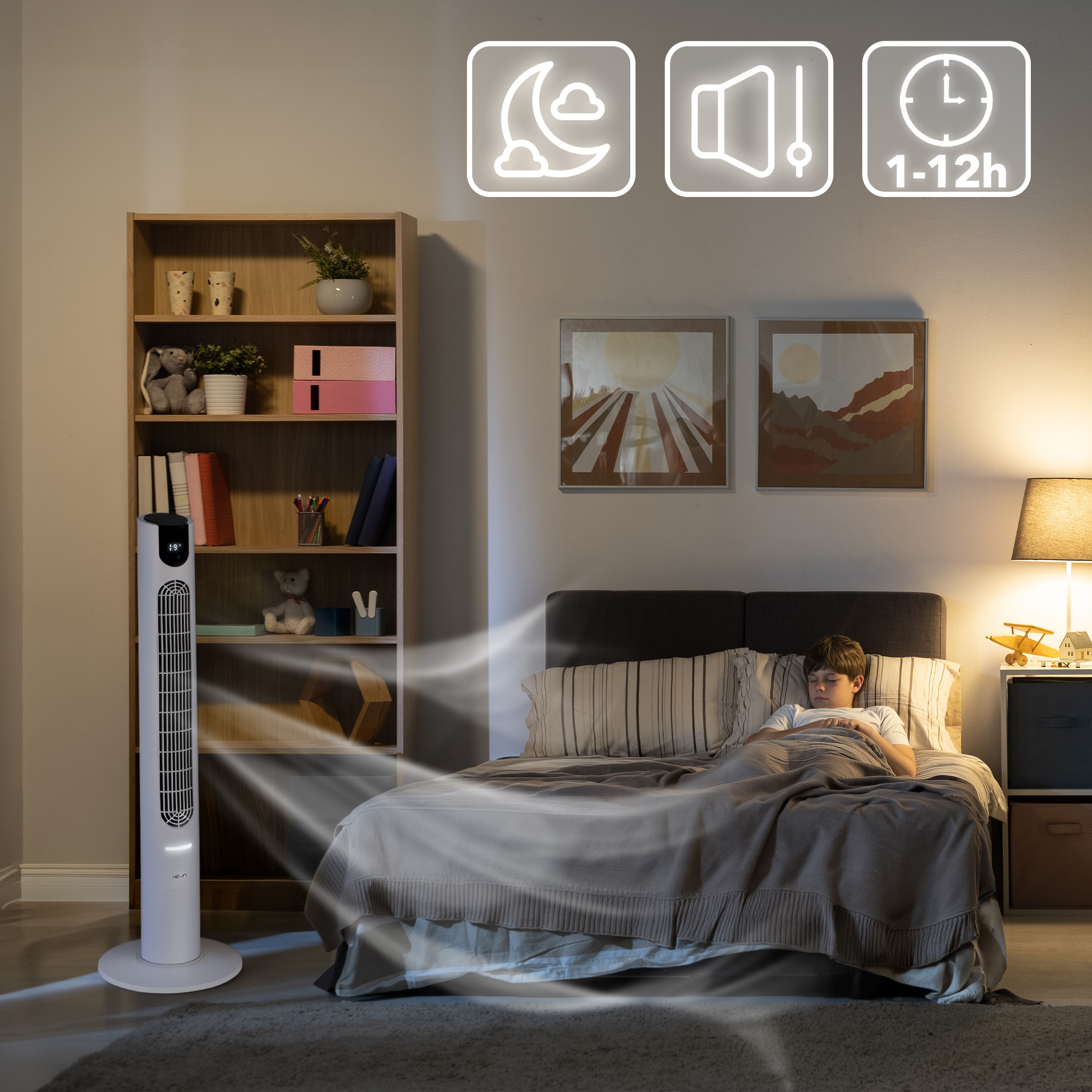Chłopiec śpi w łóżku obok białego wentylatora wieżowego. Ikony pokazują księżyc, głośność i zegar.
