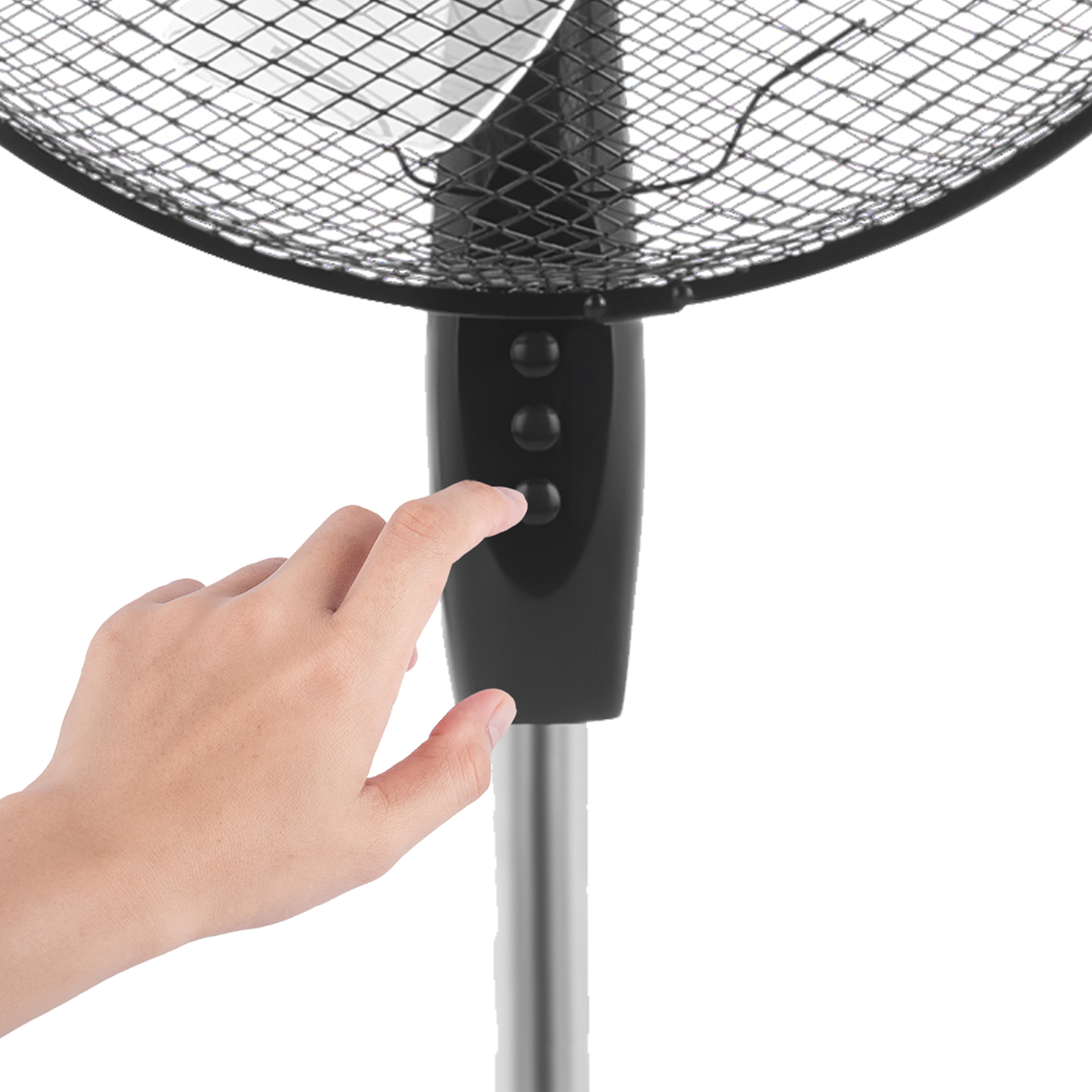 Dłoń naciska przycisk na czarnym wentylatorze.