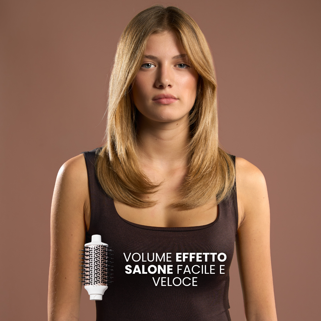 Donna con capelli biondi lisci e spazzola tonda su sfondo marrone.
