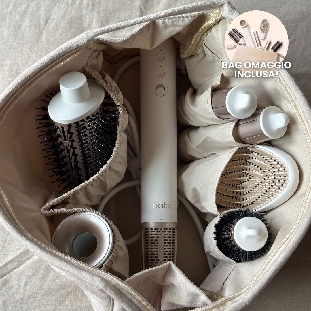 Un asciugacapelli bianco con vari accessori riposti in una borsa color crema.