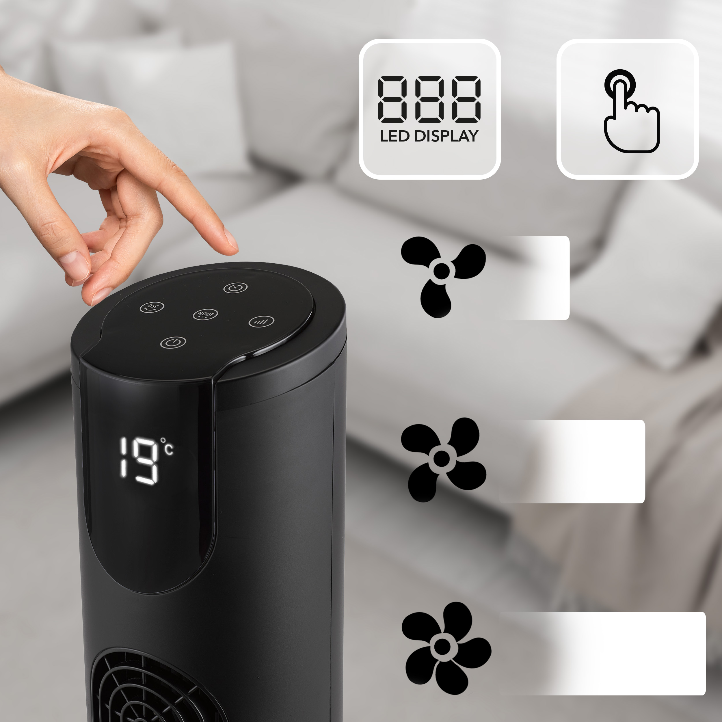 Ręka naciska przyciski na czarnym wentylatorze wieżowym z wyświetlaczem LED.