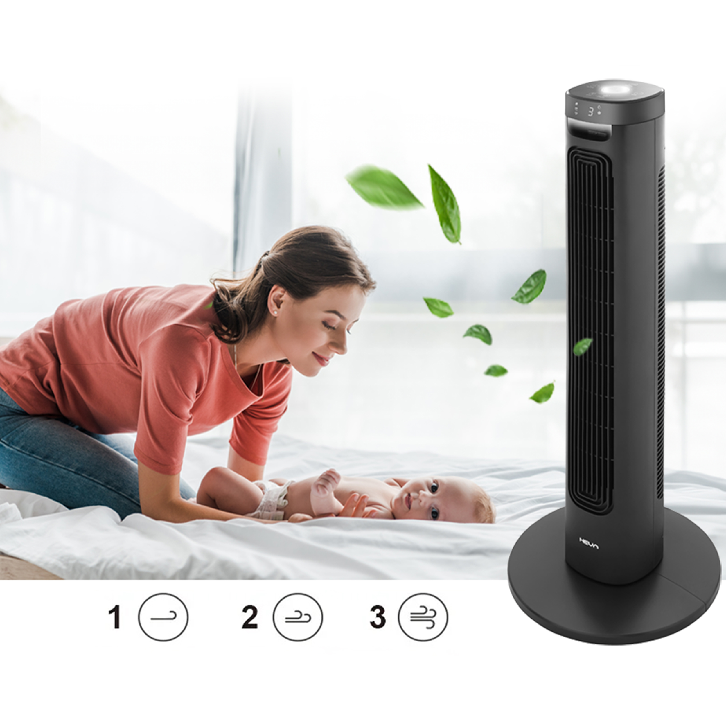 Kobieta klęczy obok dziecka na łóżku, obok stoi czarny wentylator wieżowy.