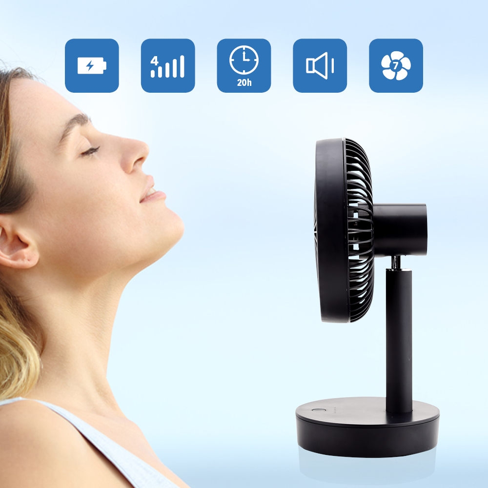 Kobieta cieszy się chłodnym nawiewem z czarnego wiatraka z ikonami: bateria, sygnał, zegar, głośność.