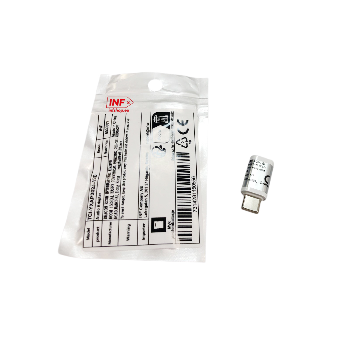 Adapter USB-C na pierwszym planie, obok opakowania z informacjami o produkcie.