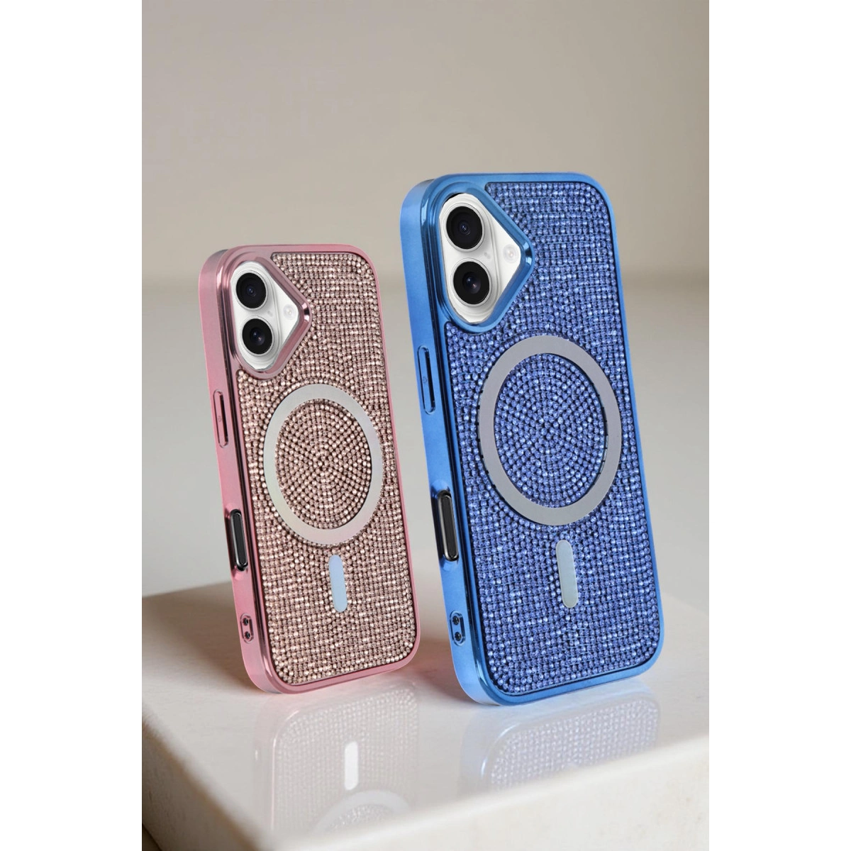 İki iPhone kılıfı, biri pembe, diğeri mavi, taşlarla süslenmiş.
