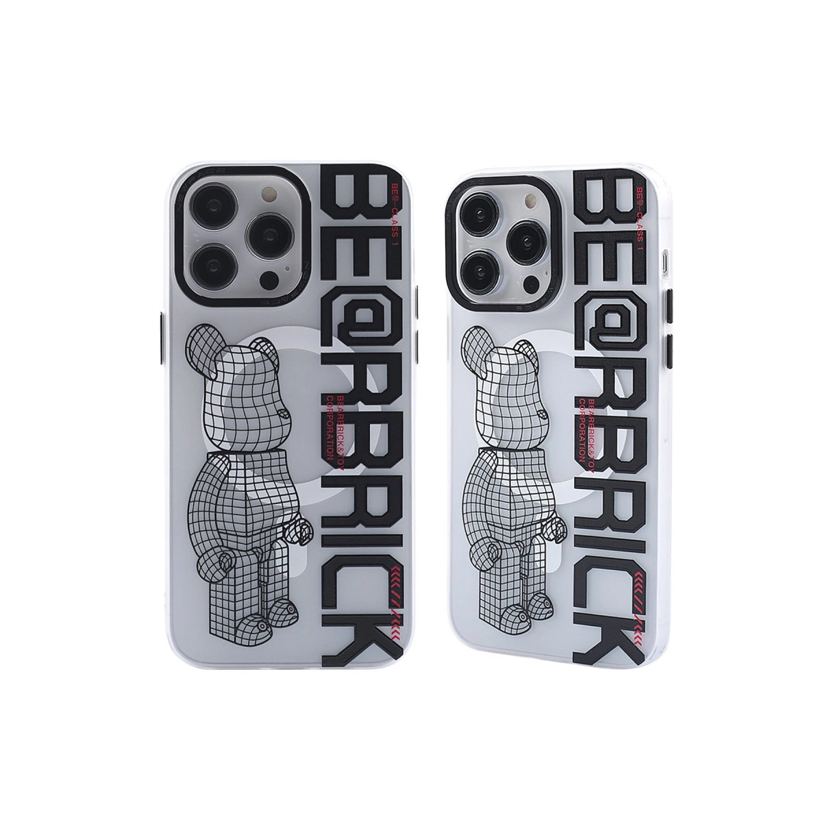Her biri ızgara desenli ayı ve metin içeren iki şeffaf Be@rbrick tasarımlı telefon kılıfı.