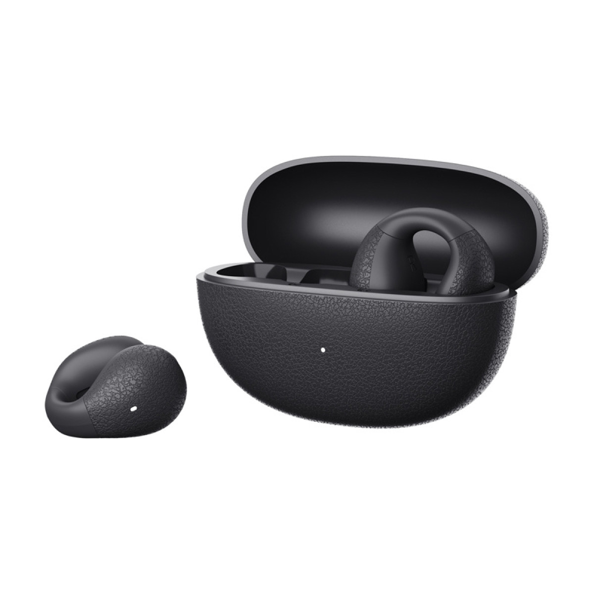 Auricolari wireless neri in custodia di ricarica aperta, un auricolare fuori dalla custodia.