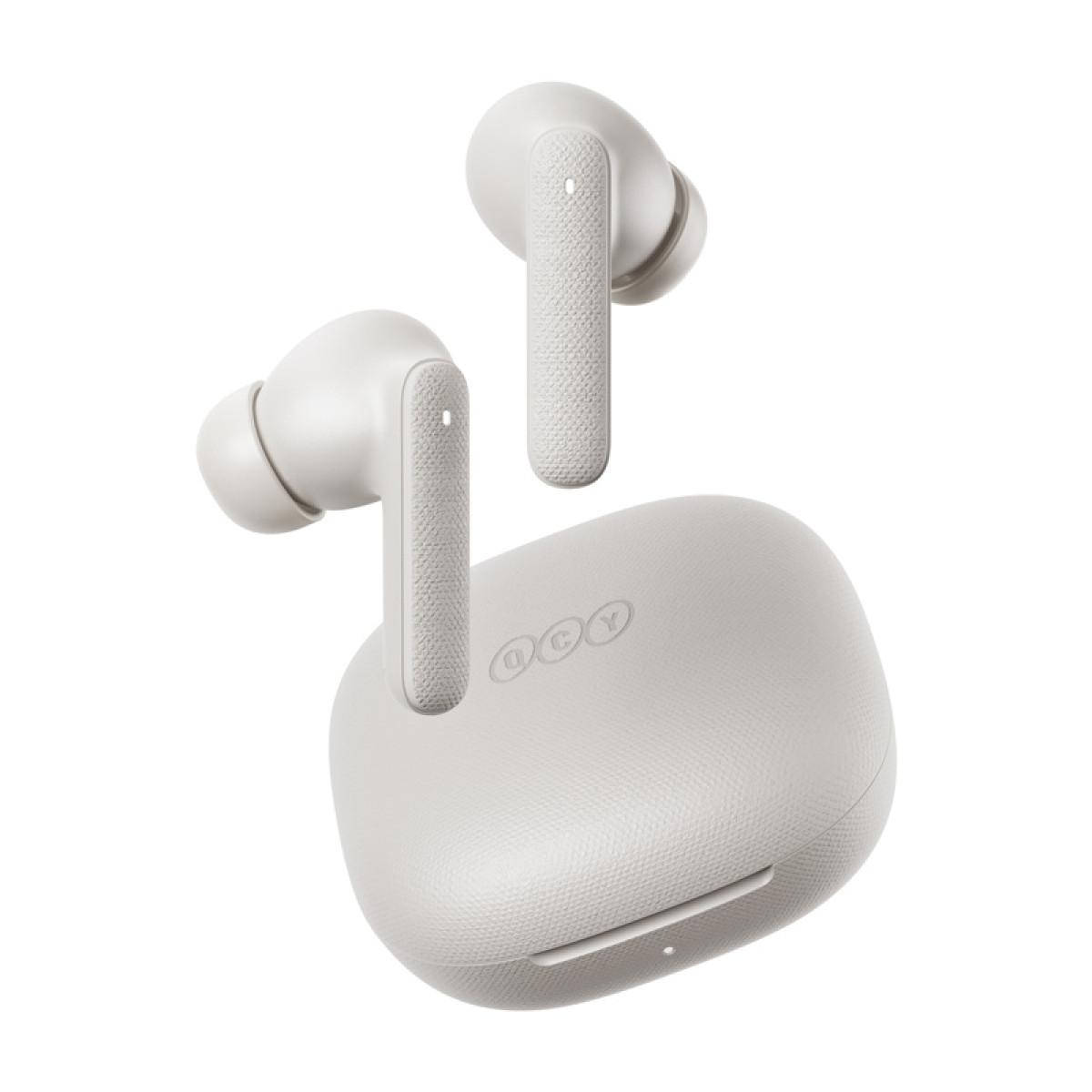 Una coppia di auricolari bianchi true wireless con custodia di ricarica su sfondo bianco.