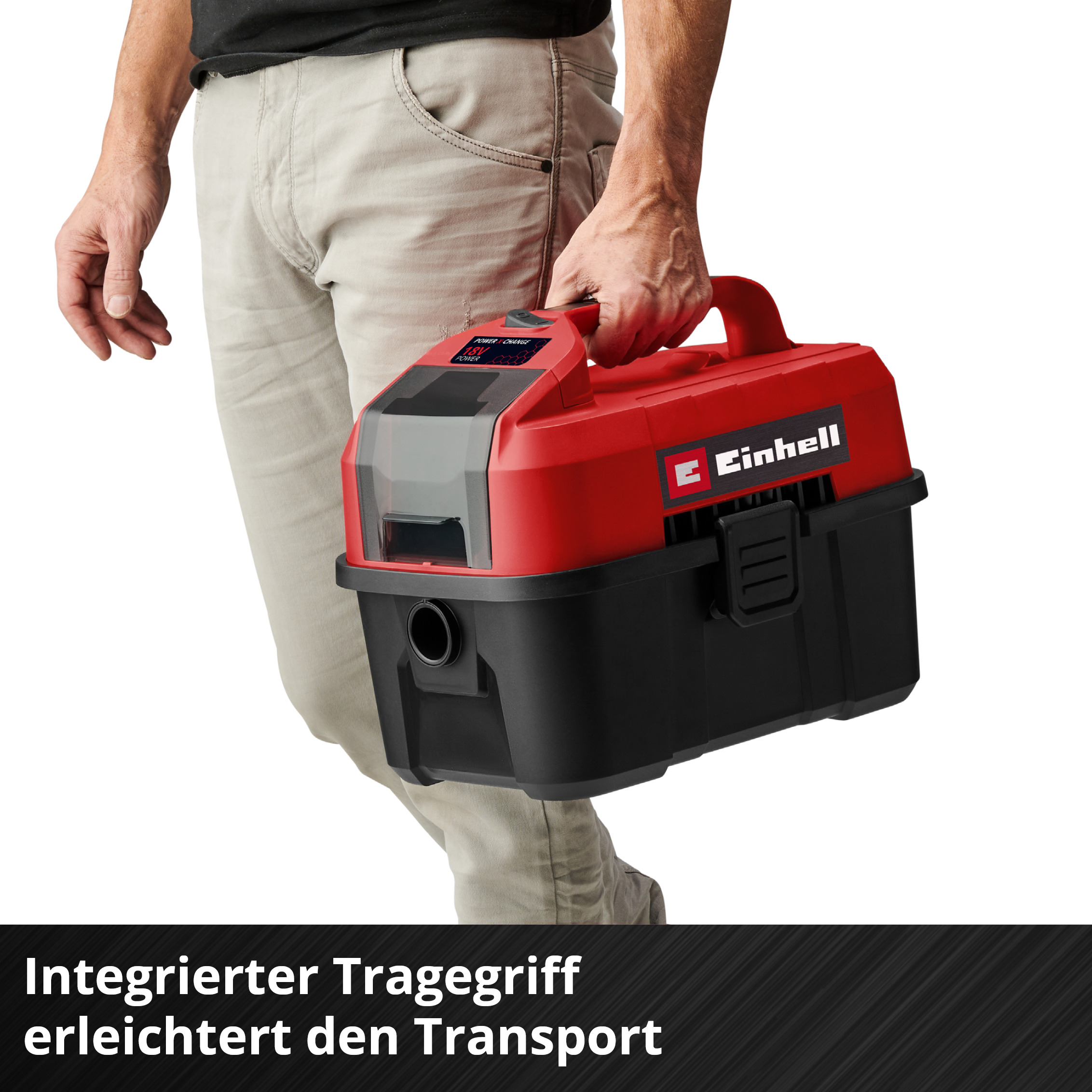 Ein Mann trägt einen roten und schwarzen Nass-/Trockensauger mit integriertem Griff.