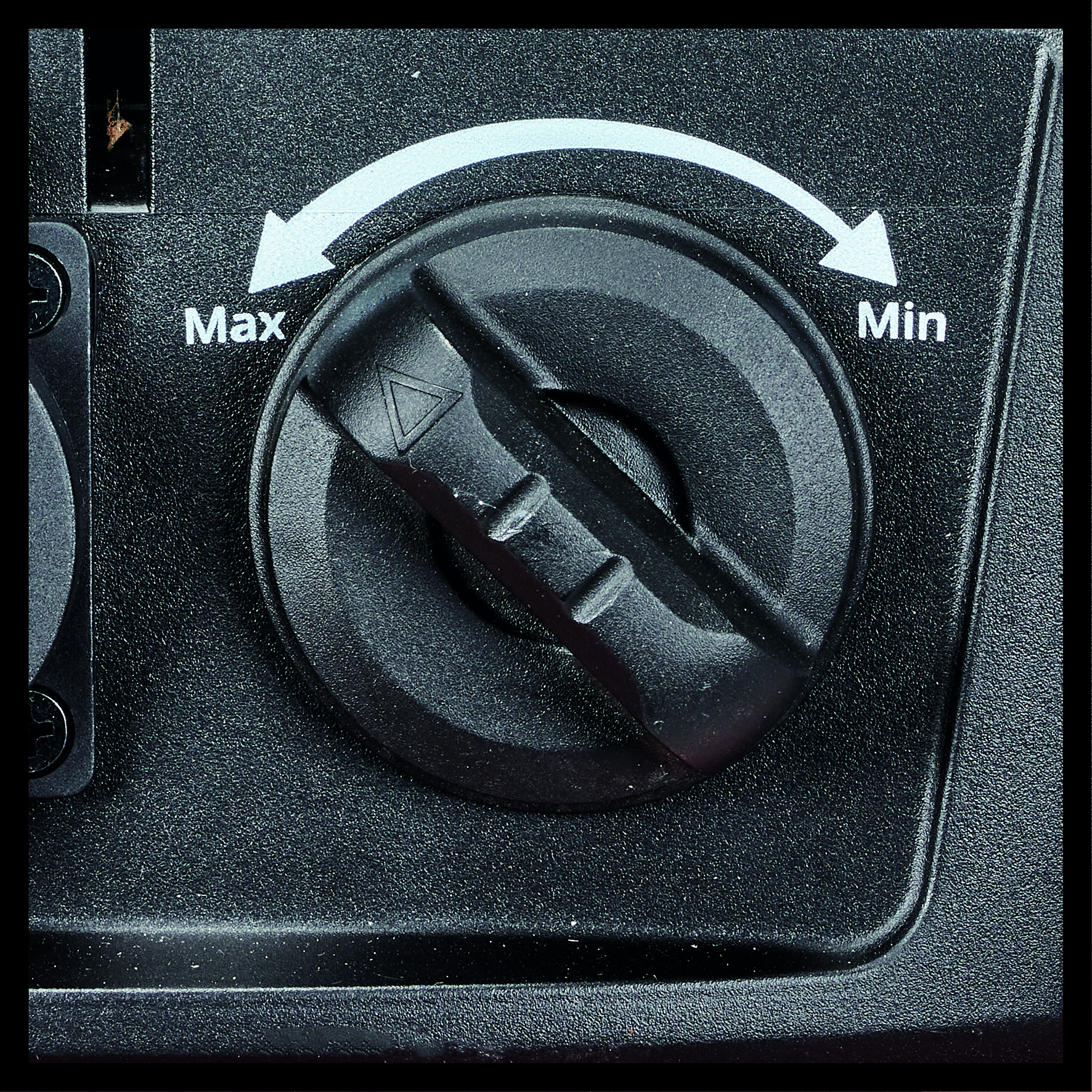 Ein schwarzer Drehknopf mit Pfeilen und Markierungen für Max und Min.