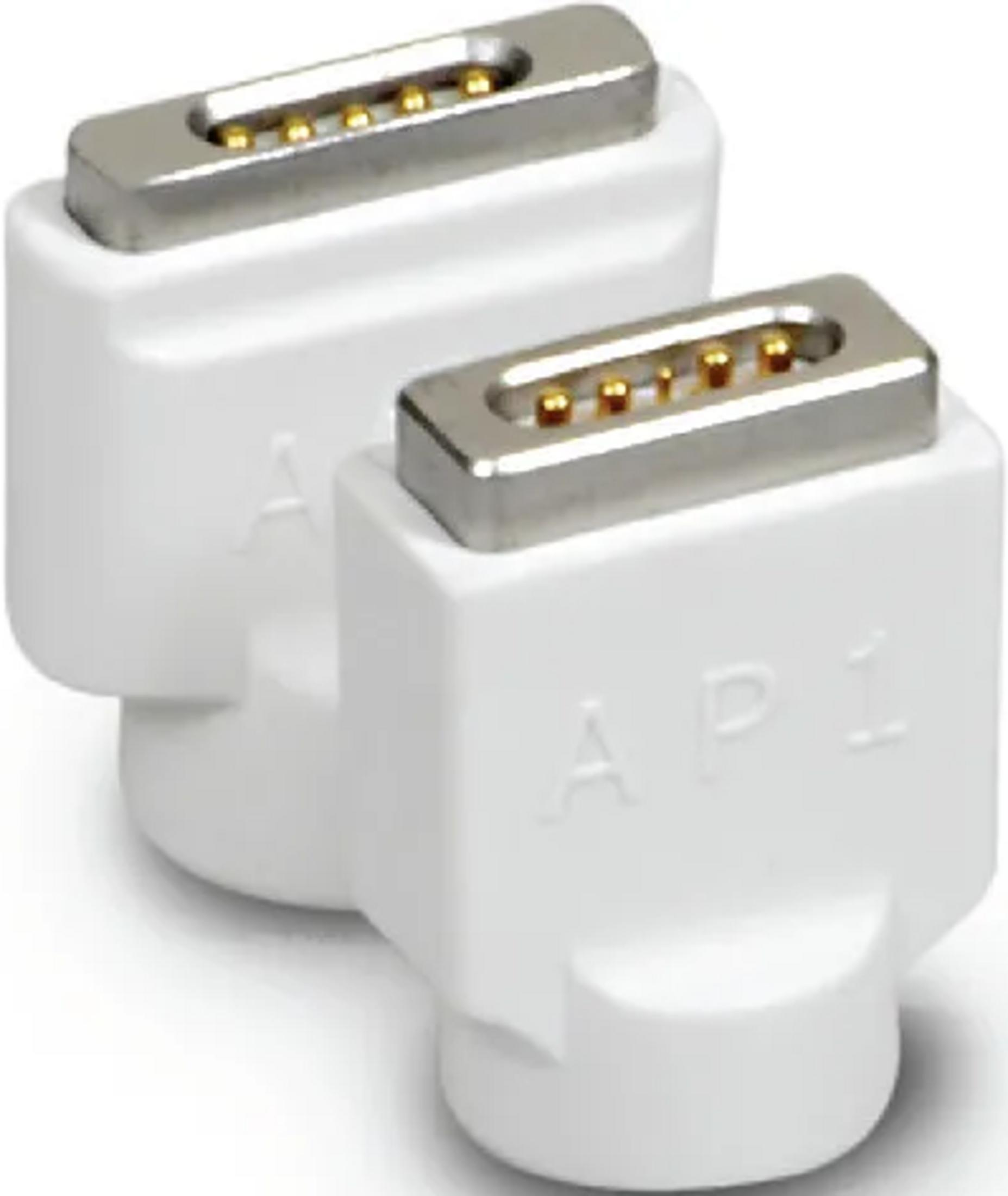 Due adattatori bianchi con connettori metallici e pin dorati, uno accanto all'altro.