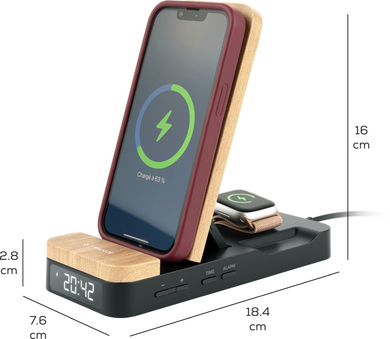 Stacja ładująca z zegarem, iPhone i Apple Watch. Telefon pokazuje 63% naładowania.