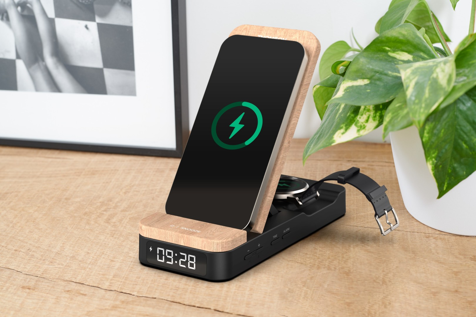 Drewniana ładowarka bezprzewodowa z telefonem, zegarkiem i zegarem.