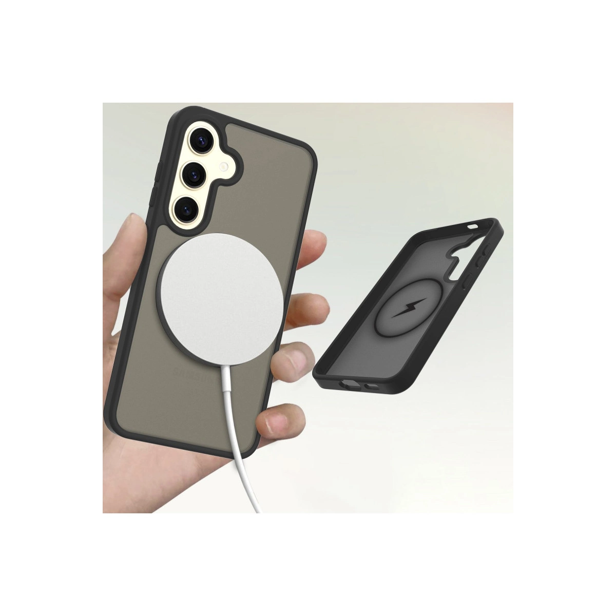 Bir elin tuttuğu, kılıflı ve şarj kablolu telefon.