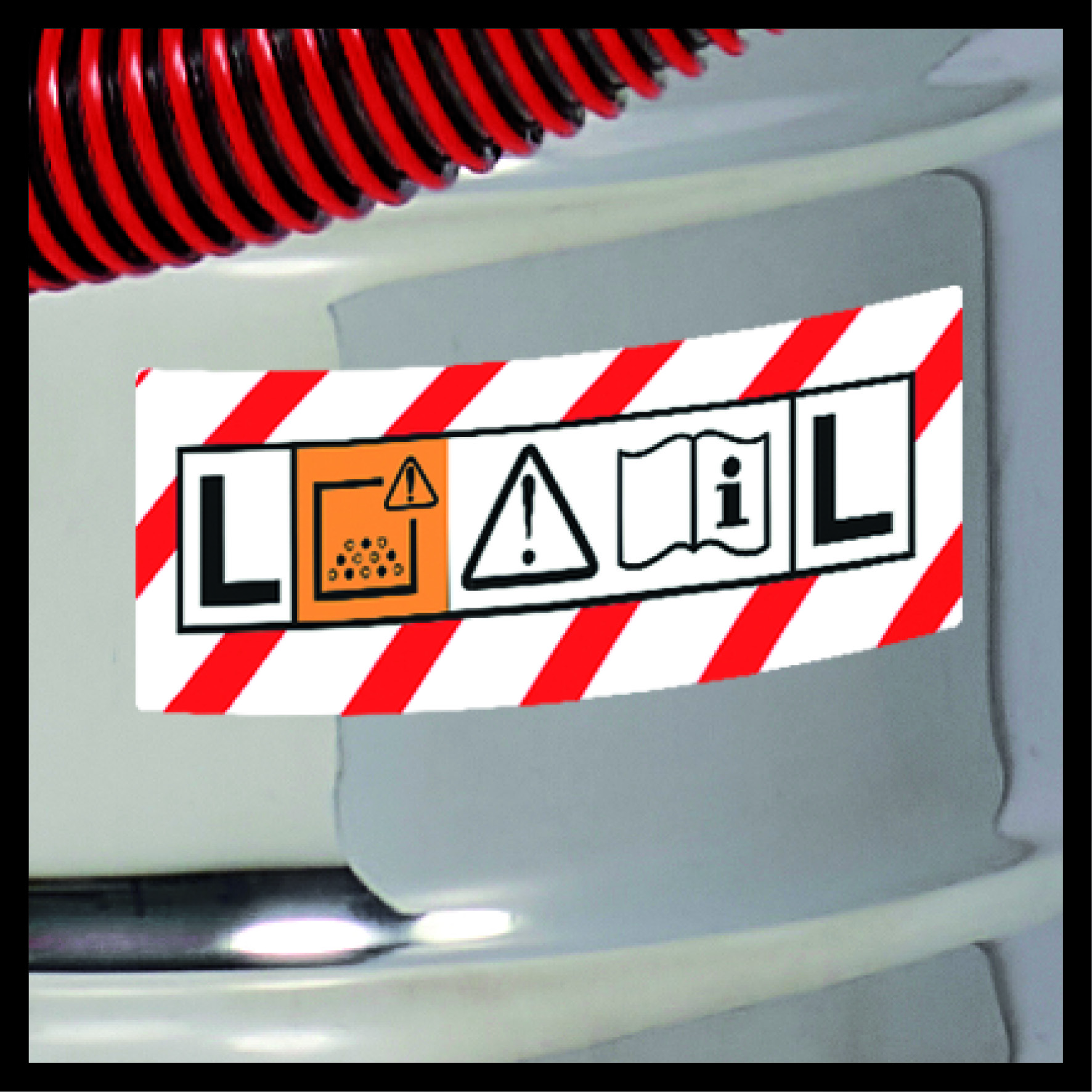Warnschild mit Symbolen: L, Körnchen, Ausrufezeichen, Buch, i, L.