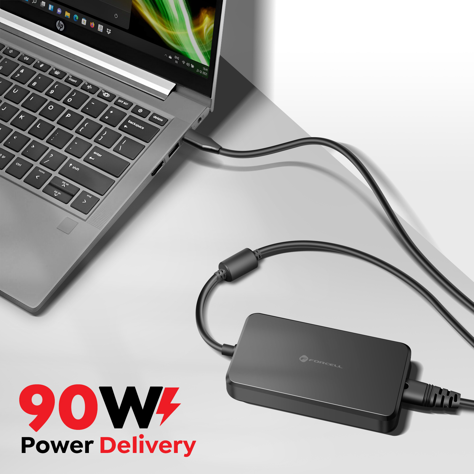 Un laptop collegato a un alimentatore Forcell nero da 90W tramite USB-C.