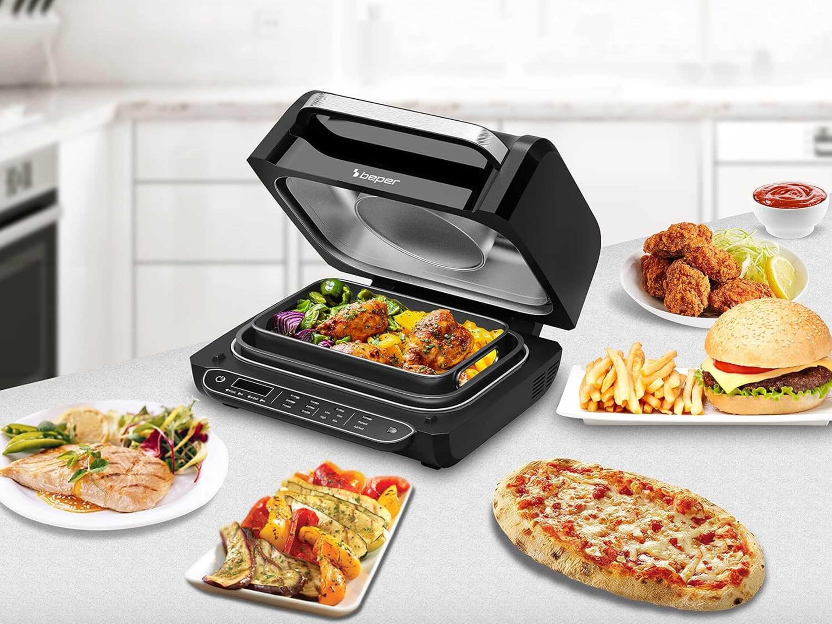 Ein offener Elektrogrill mit Hähnchen, Gemüse, Pommes, Burger, Pizza und Salat.