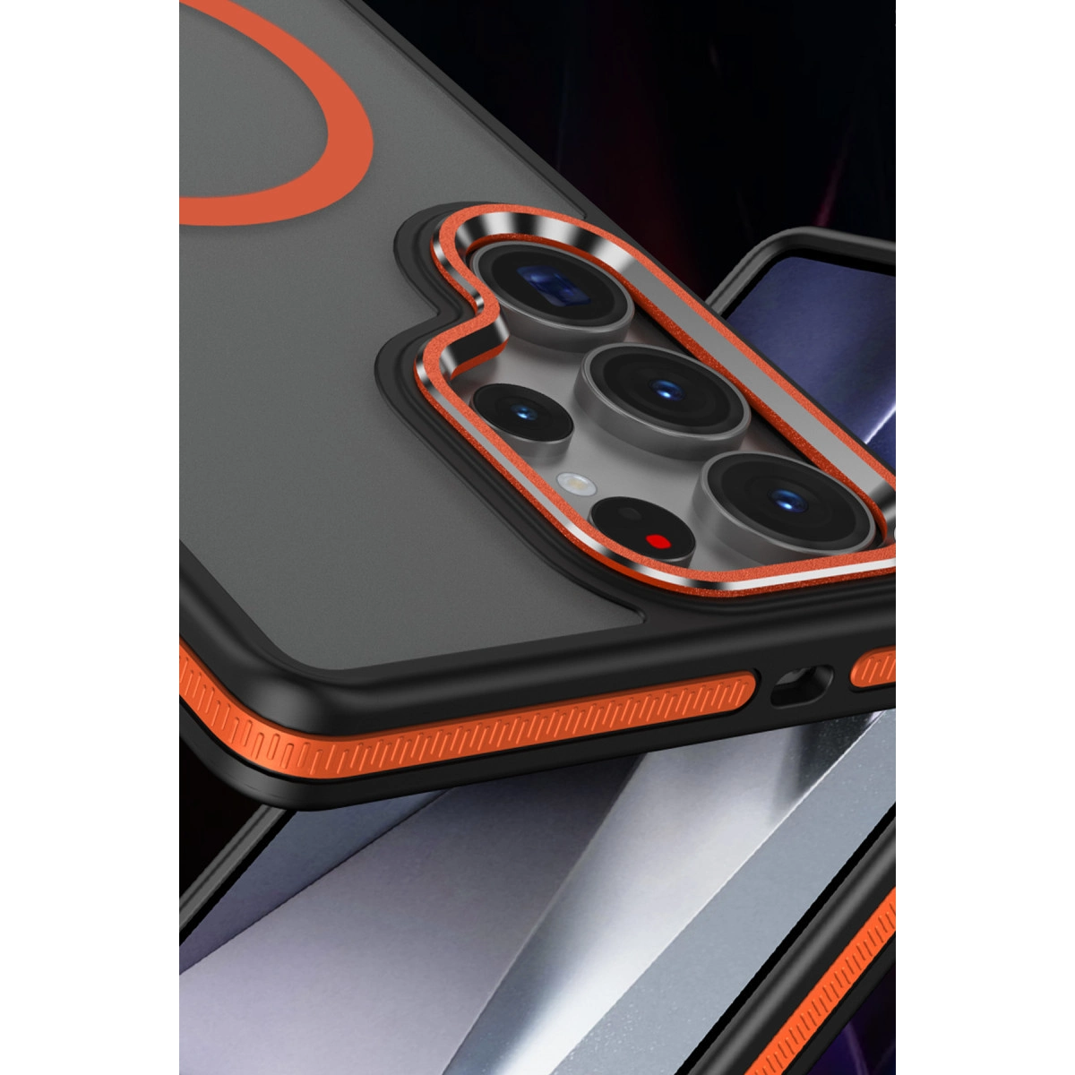 Turuncu detaylı gri telefon kılıfı, kamera lens alanı görünüyor.