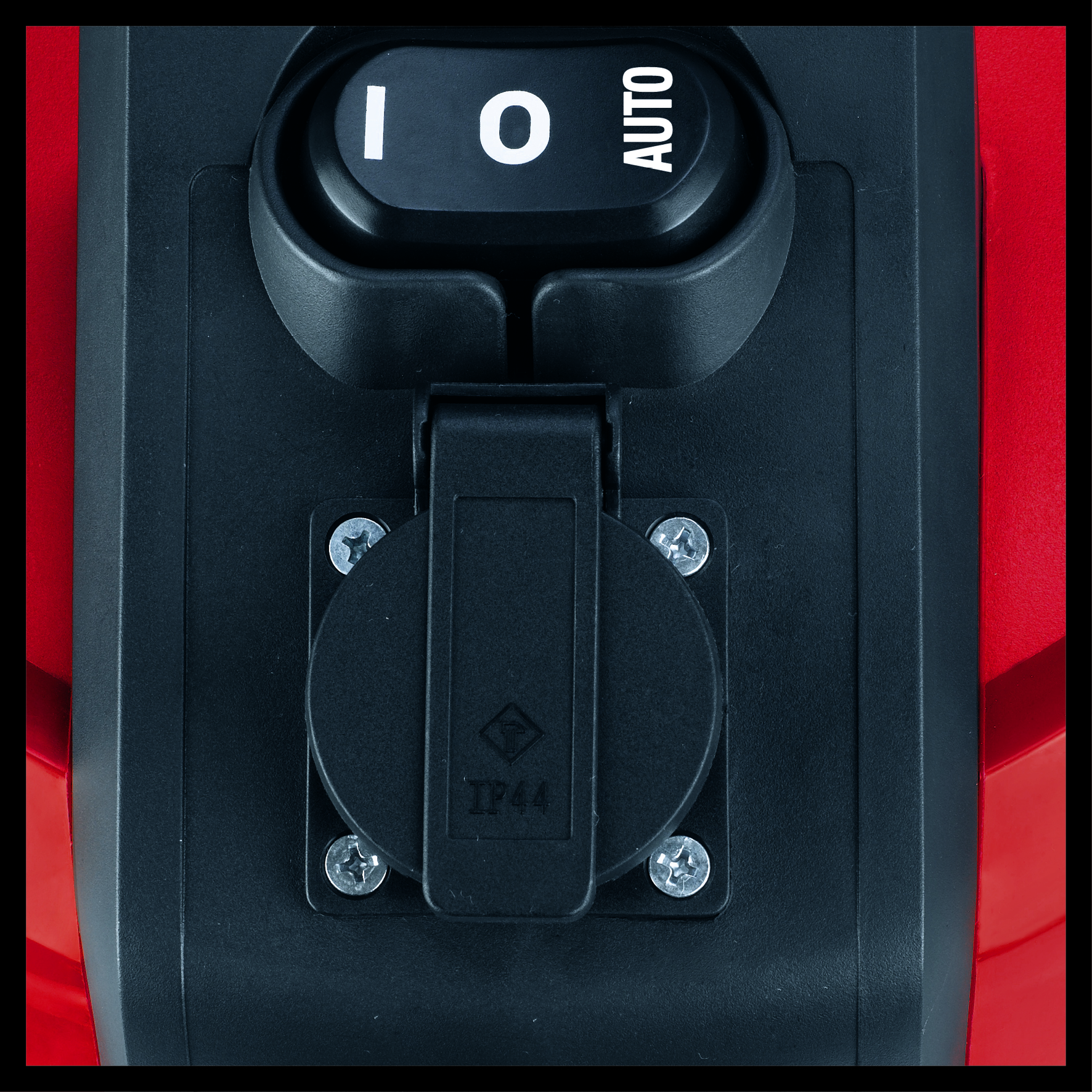 Scocca rossa con controlli neri, presa e marcatura IP44.
