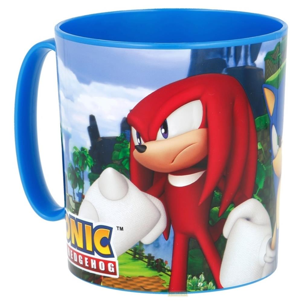 Una taza azul con los personajes de Sonic Knuckles y Sonic delante de un paisaje verde.