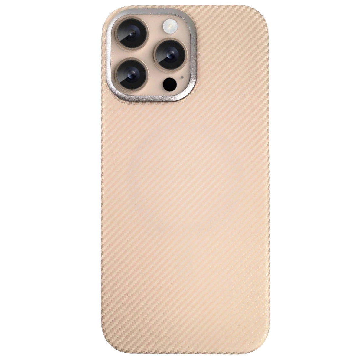 Karbon fiber dokulu, şeftali renkli telefon kılıfı ve üçlü kamera dizilimi.
