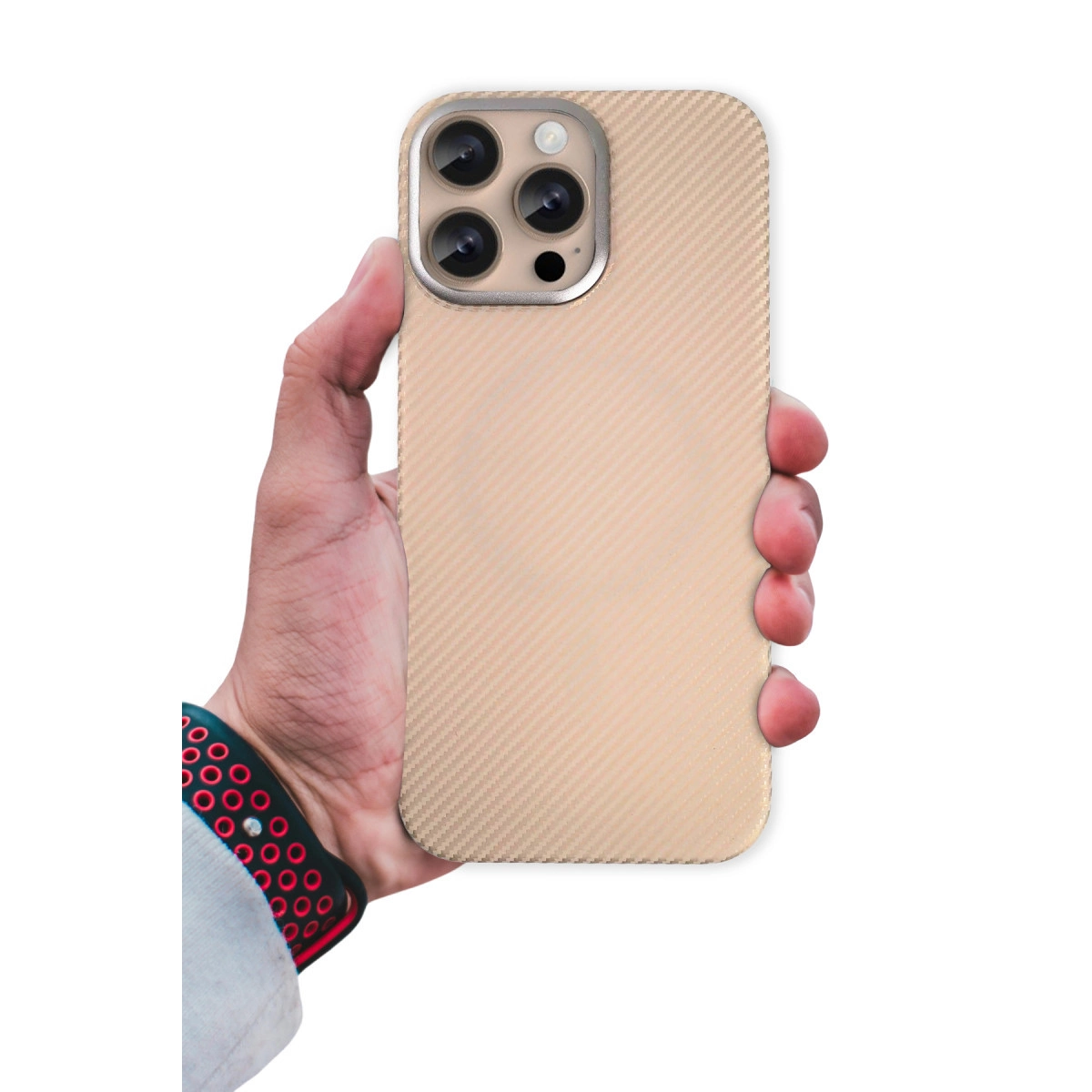 Bir el, gümüş çerçeveli, üç kameralı açık kahverengi bir iPhone tutuyor.
