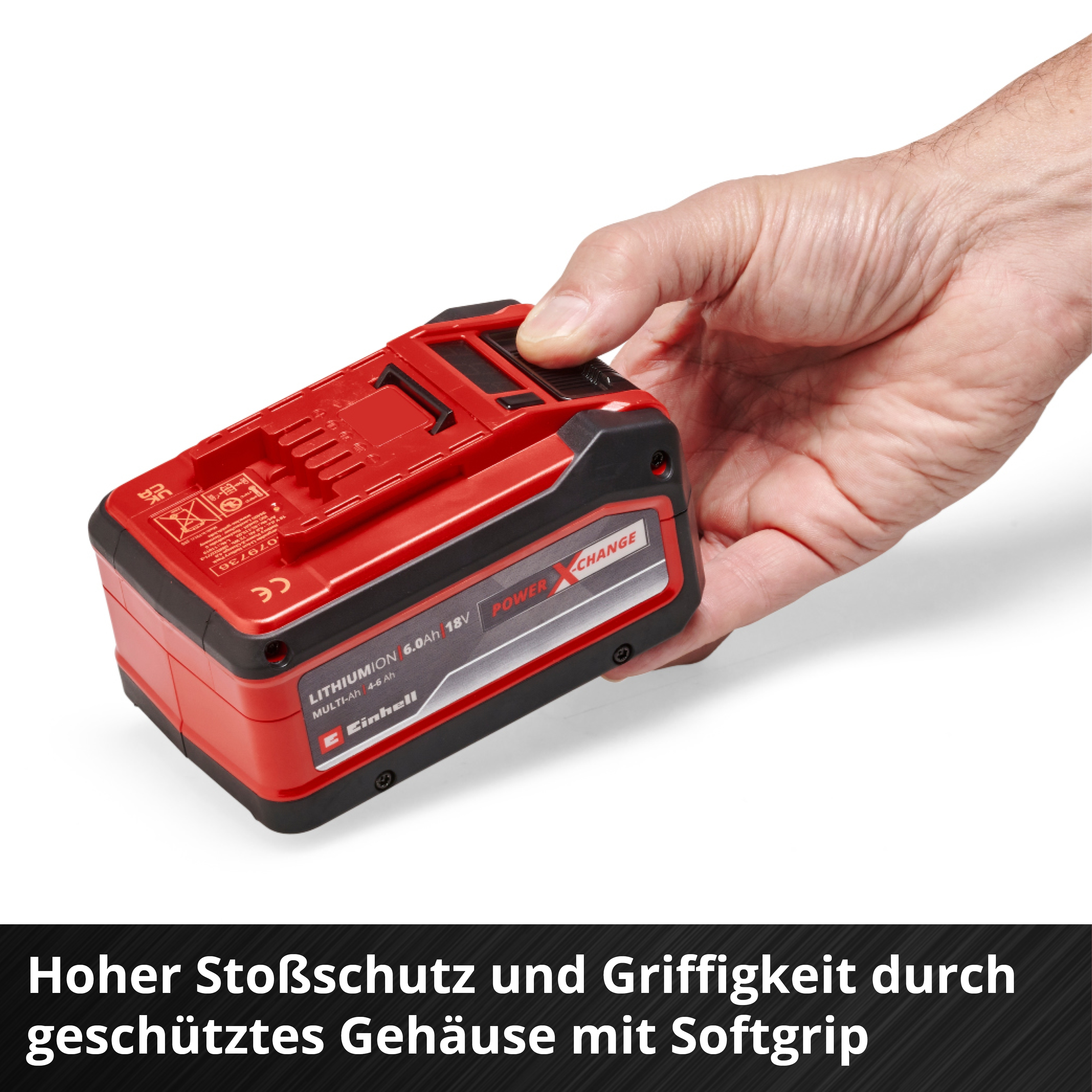 Un uomo tiene un pacco batteria rosso Einhell agli ioni di litio da 18V.