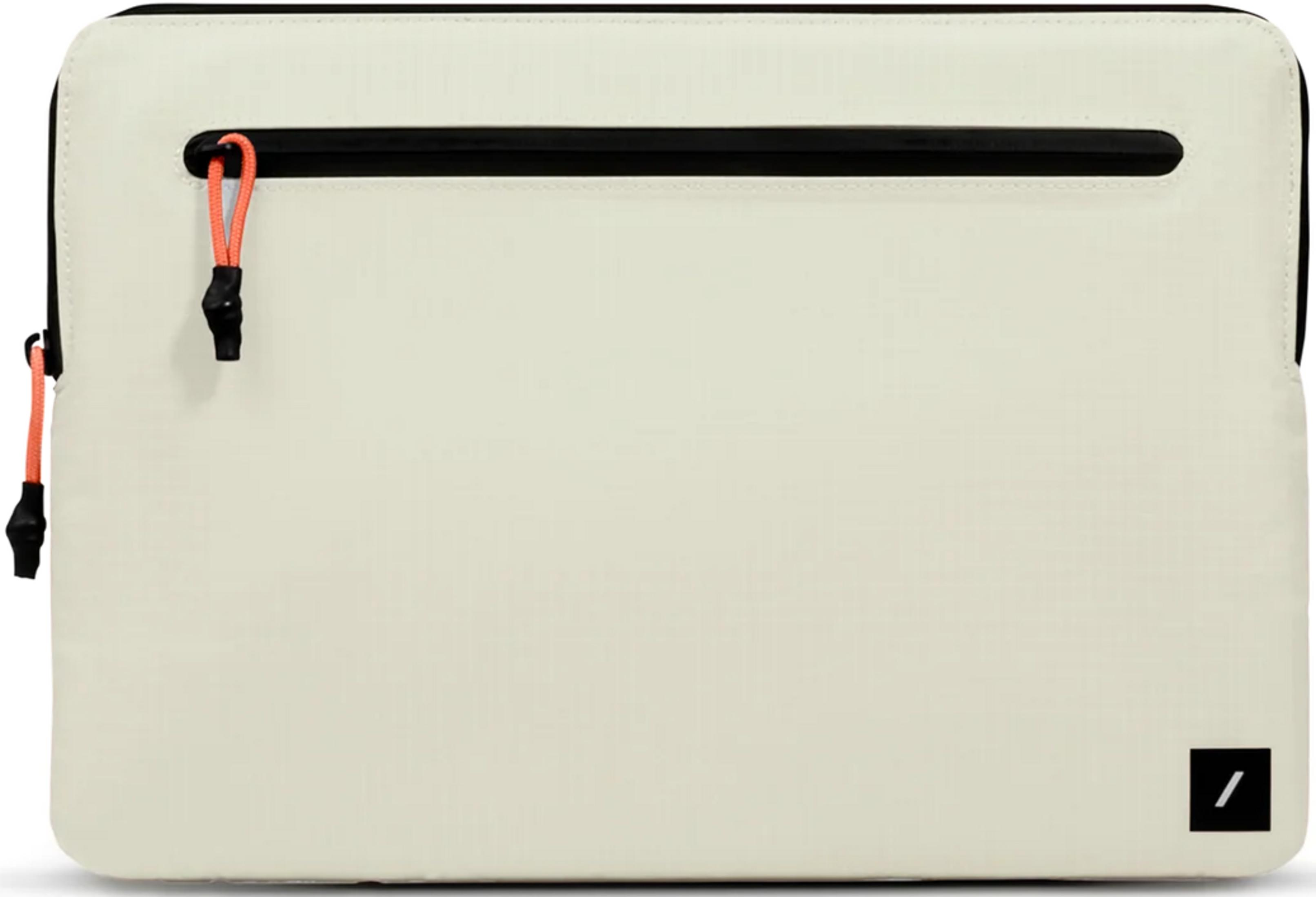 Una custodia per laptop color crema con cerniera nera e tiranti con cordino arancione.