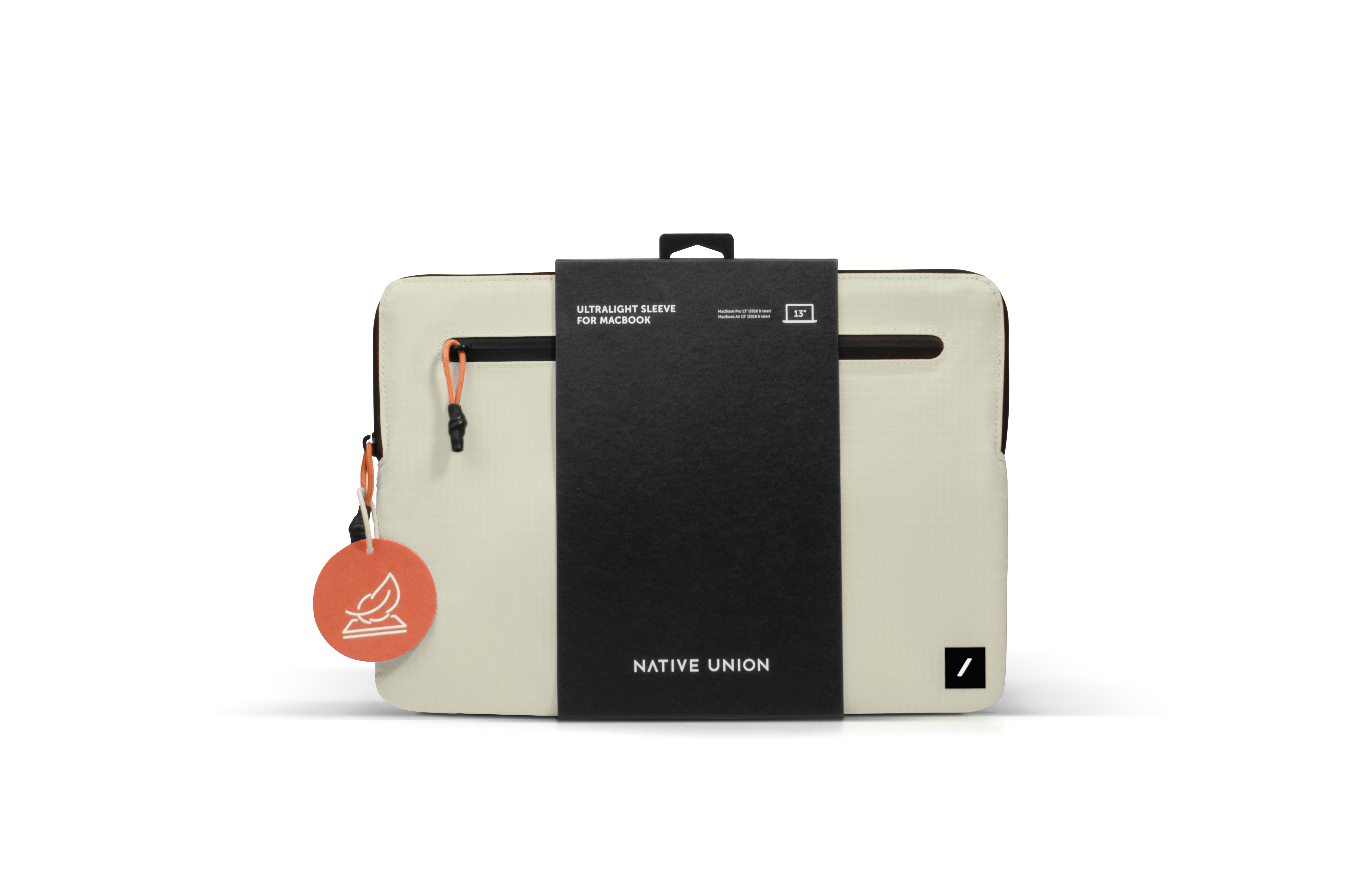 Una custodia per MacBook color crema con banda nera e tiretto arancione.
