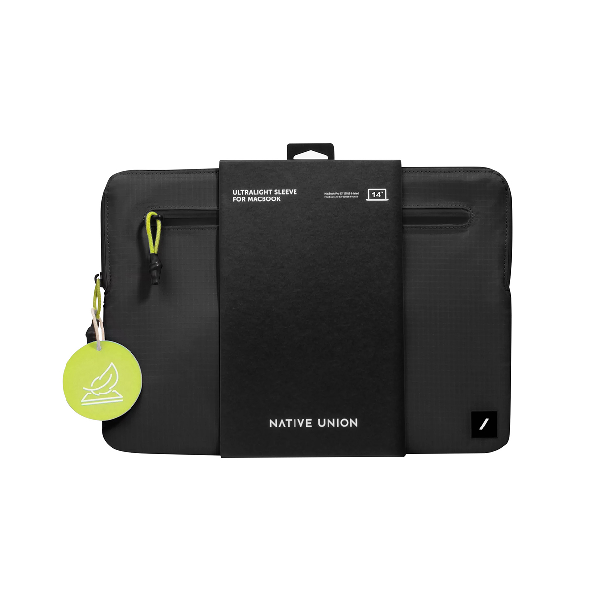 Zwarte MacBook sleeve met neon-groene ritstrekker en label.