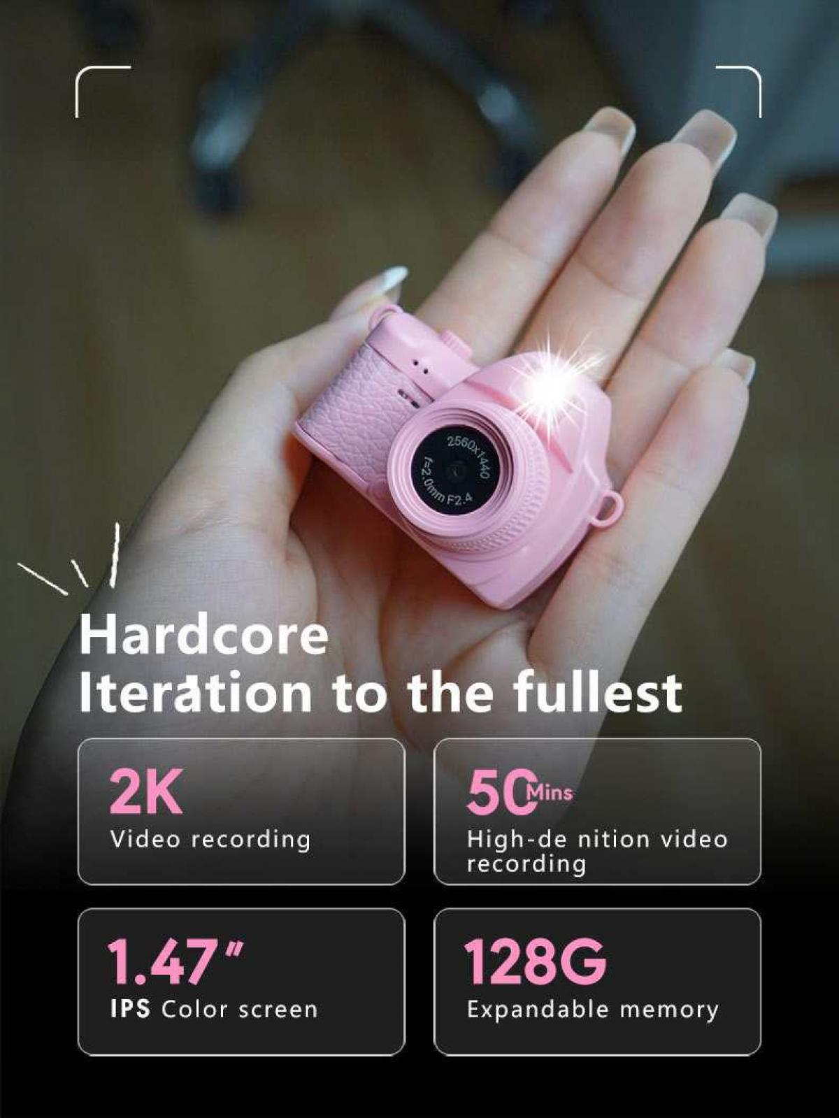 Eine Person hält eine kleine rosa Kamera mit Blitzlicht in der Hand.