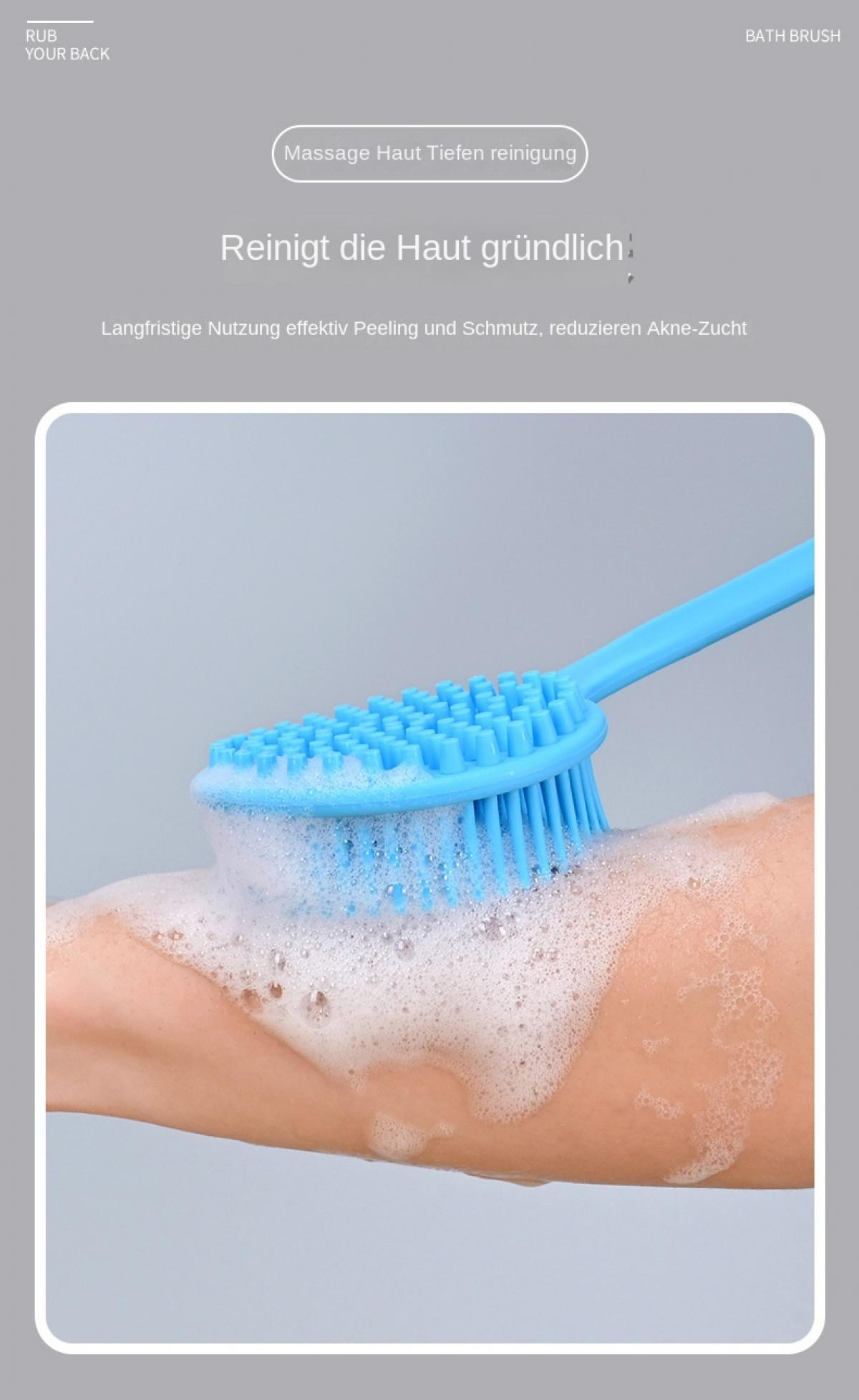 Eine blaue Massagebürste mit Schaum auf einer Haut.