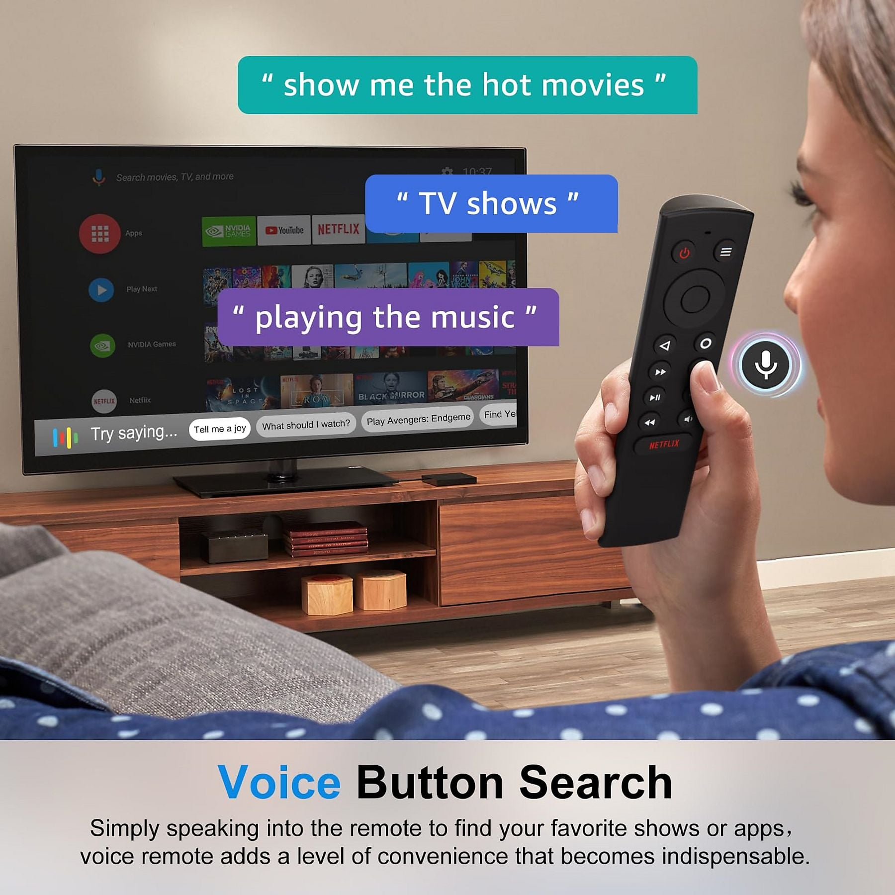 Eine Frau benutzt eine schwarze Fernbedienung, um einen Smart-TV zu steuern. Sprachbefehle werden angezeigt.