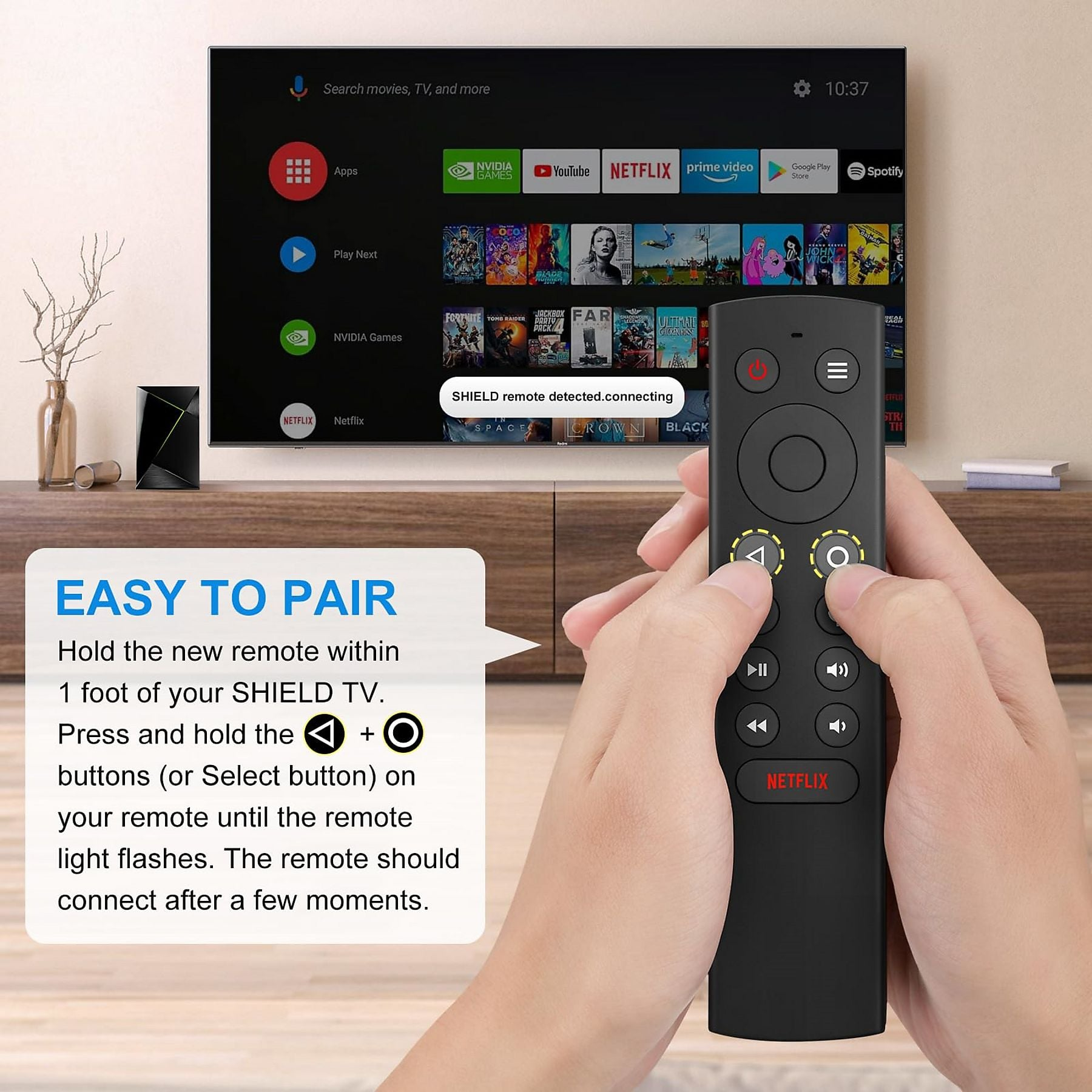 Eine Hand hält eine schwarze Fernbedienung vor einem Smart-TV, der Apps anzeigt.