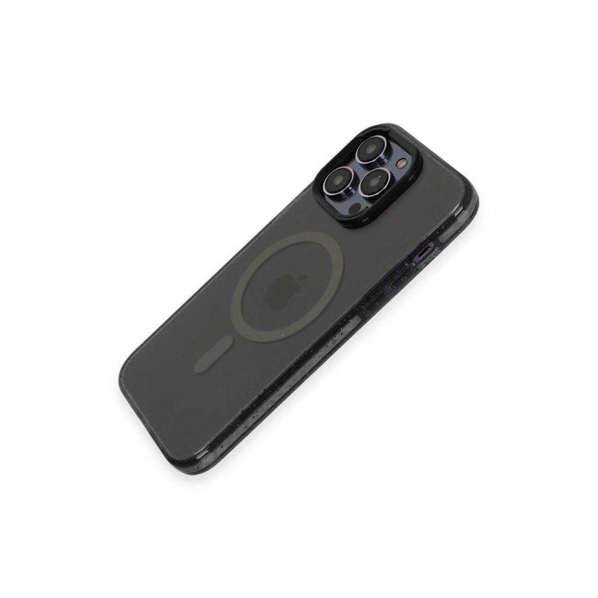 Beyaz arka plan üzerinde MagSafe halkası ve üç kamerası olan siyah iPhone kılıfı.