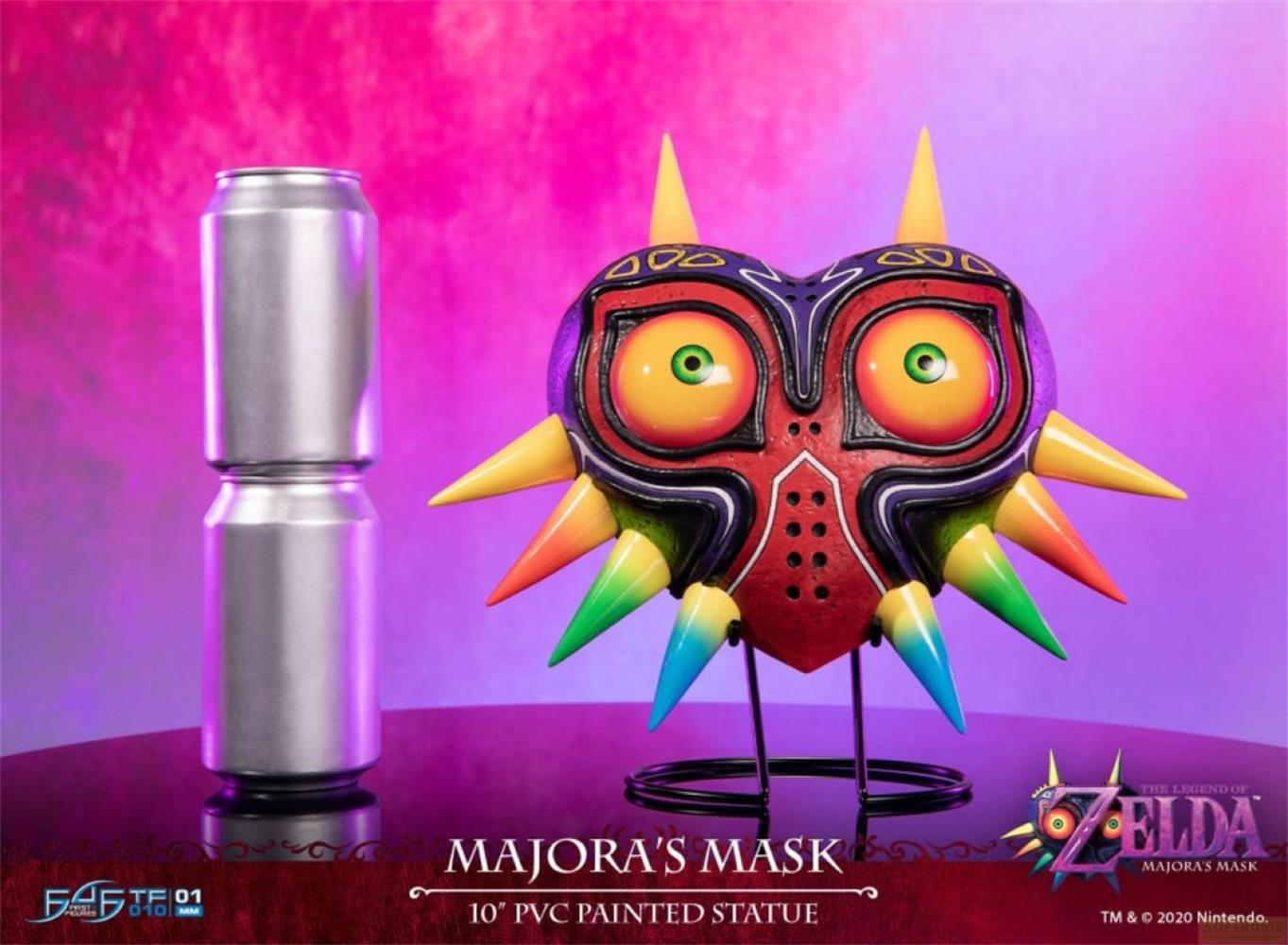 Majoras Mask Statue neben zwei silbernen Dosen auf lila Hintergrund.