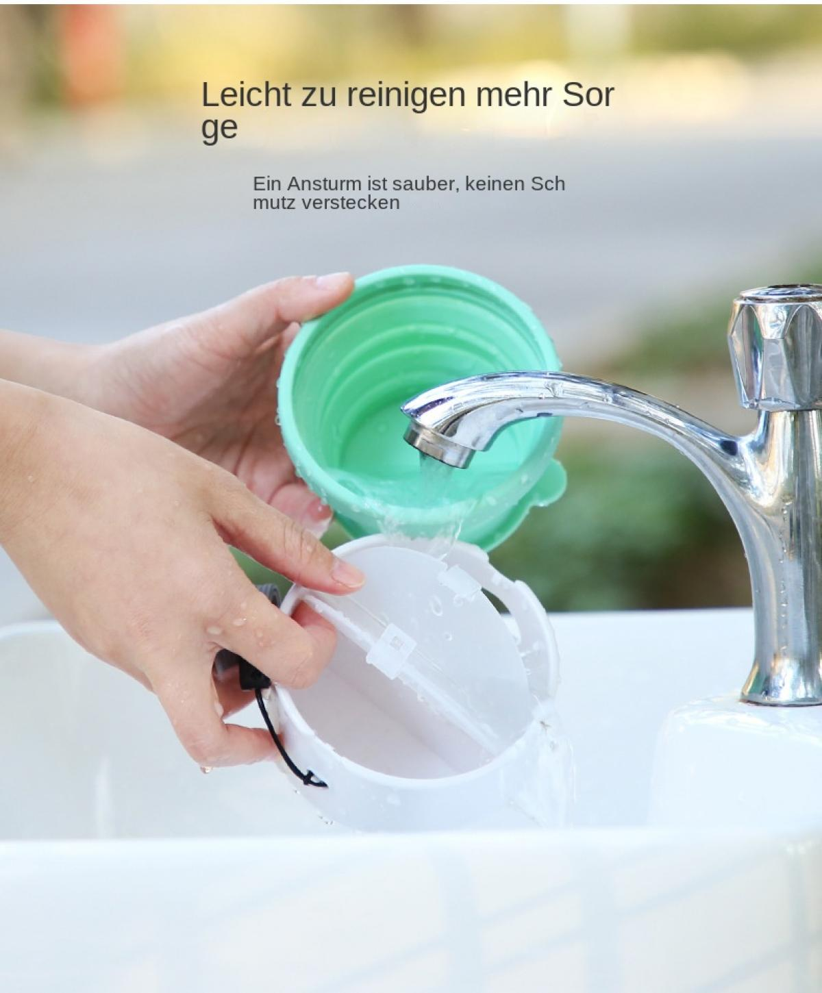 Eine Hand reinigt einen weißen Behälter unter fließendem Wasser neben einem Wasserhahn.