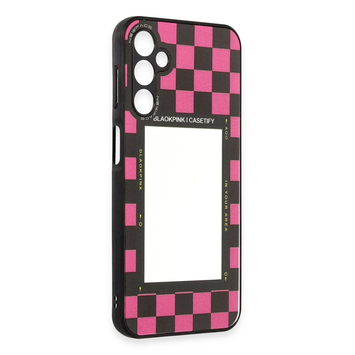 Pembe dama tahtası desenli, kamera oyuntulu ve beyaz çerçeveli siyah telefon kılıfı.