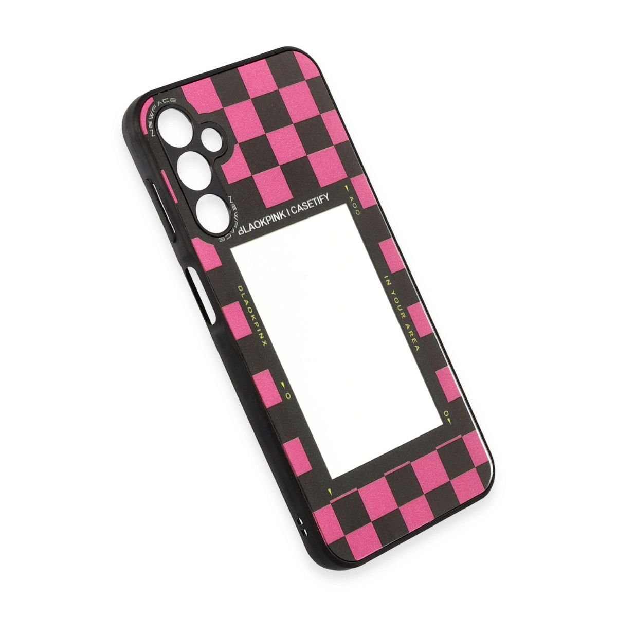 Pembe kareli ve beyaz dikdörtgen kesimli siyah telefon kılıfı.