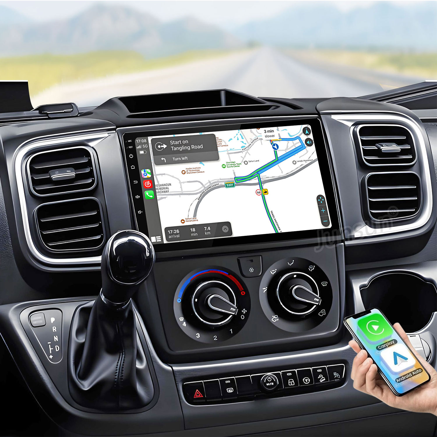 Cruscotto auto con schermo di navigazione, cambio marcia e telefono che mostra CarPlay/Android Auto.