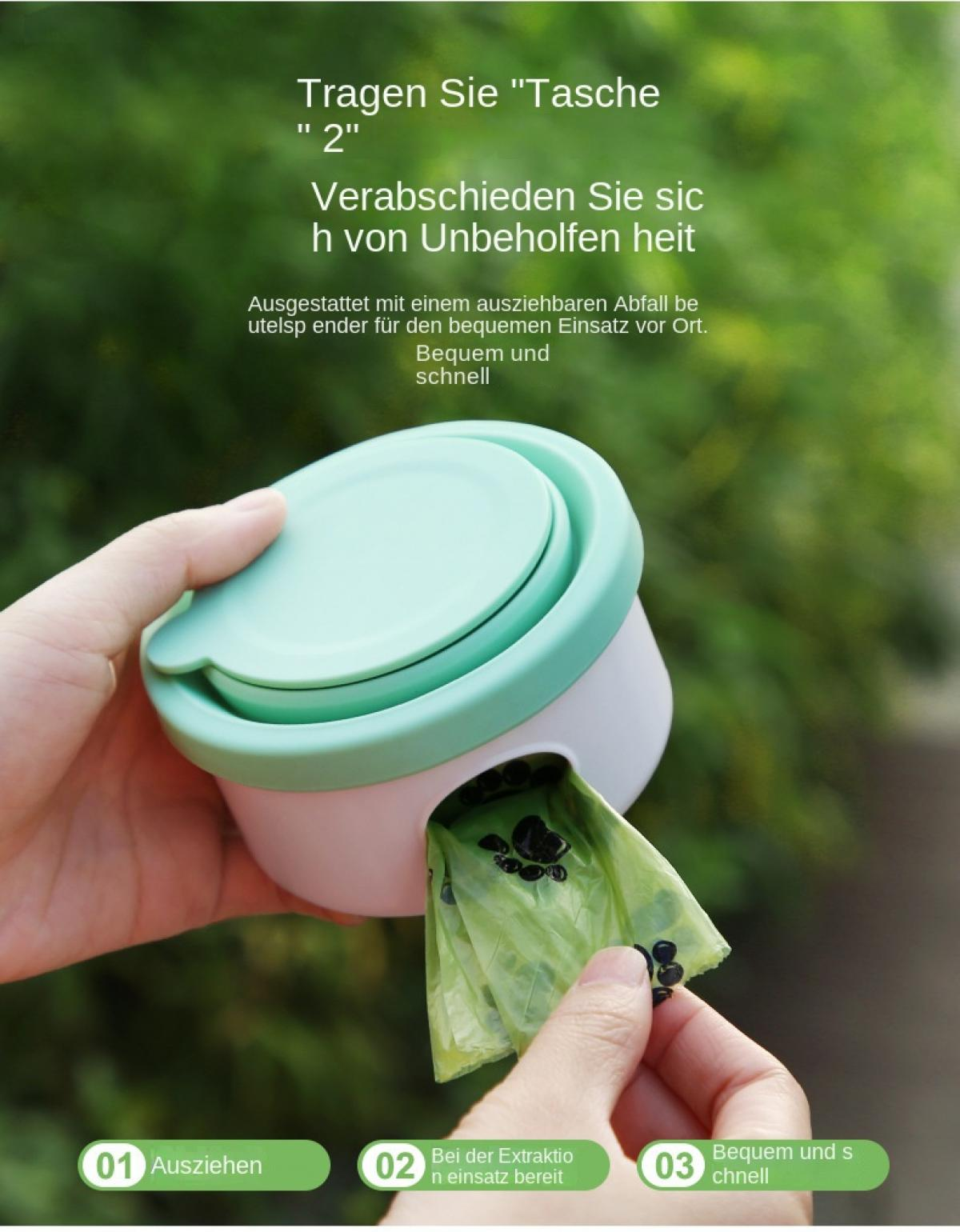 Eine Hand hält einen grünen und weißen Behälter, aus dem eine grüne Tüte mit Kotbeuteln kommt.
