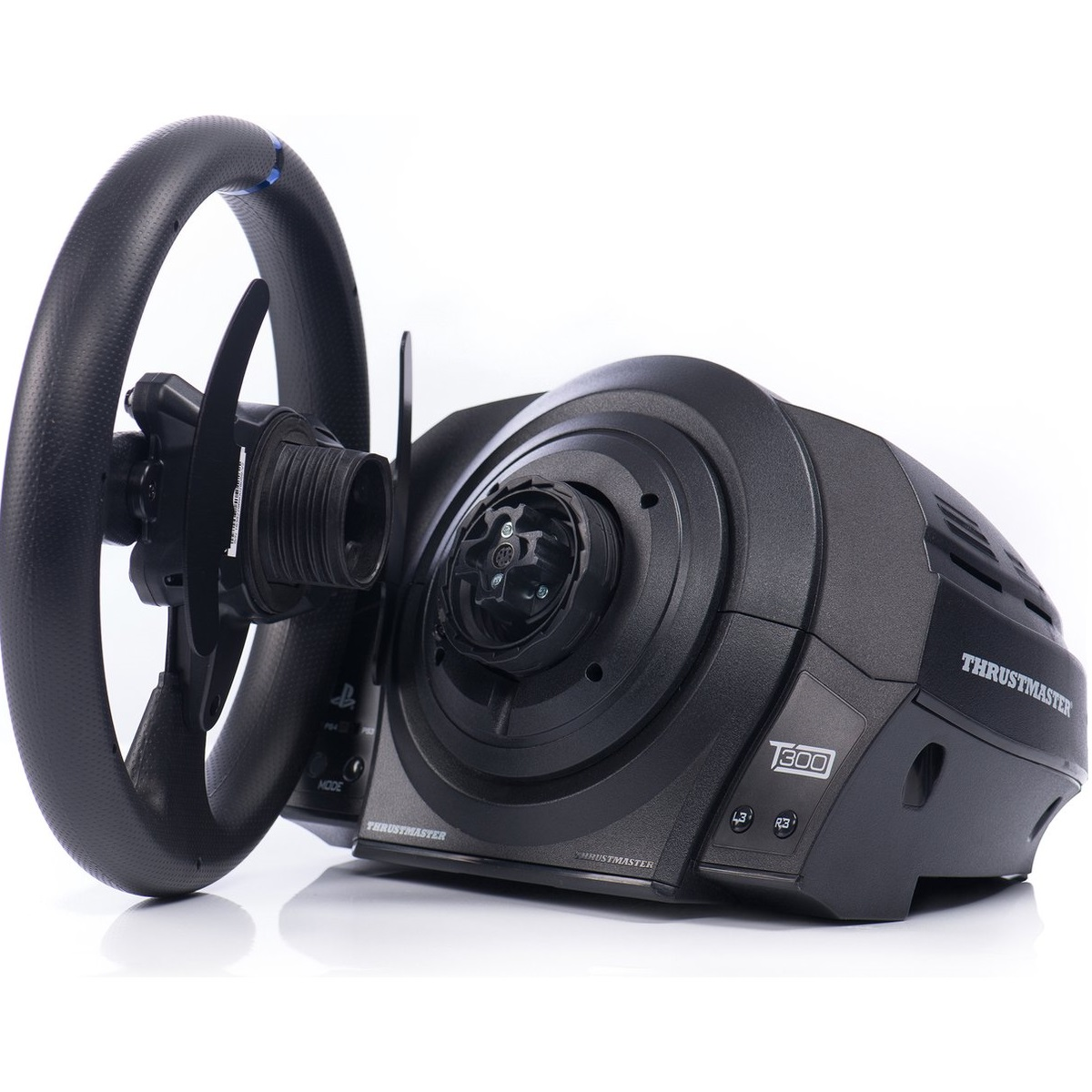 Ein schwarzer Thrustmaster T300 Lenkrad-Controller mit Pedalen auf weißem Hintergrund.