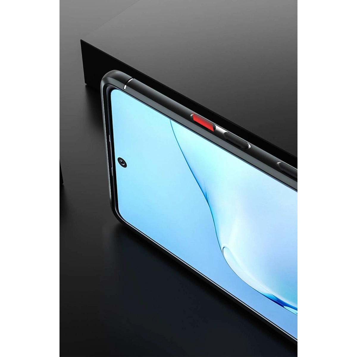 Sağ tarafta kırmızı vurgusu olan siyah akıllı telefon, mavi ekranlı.