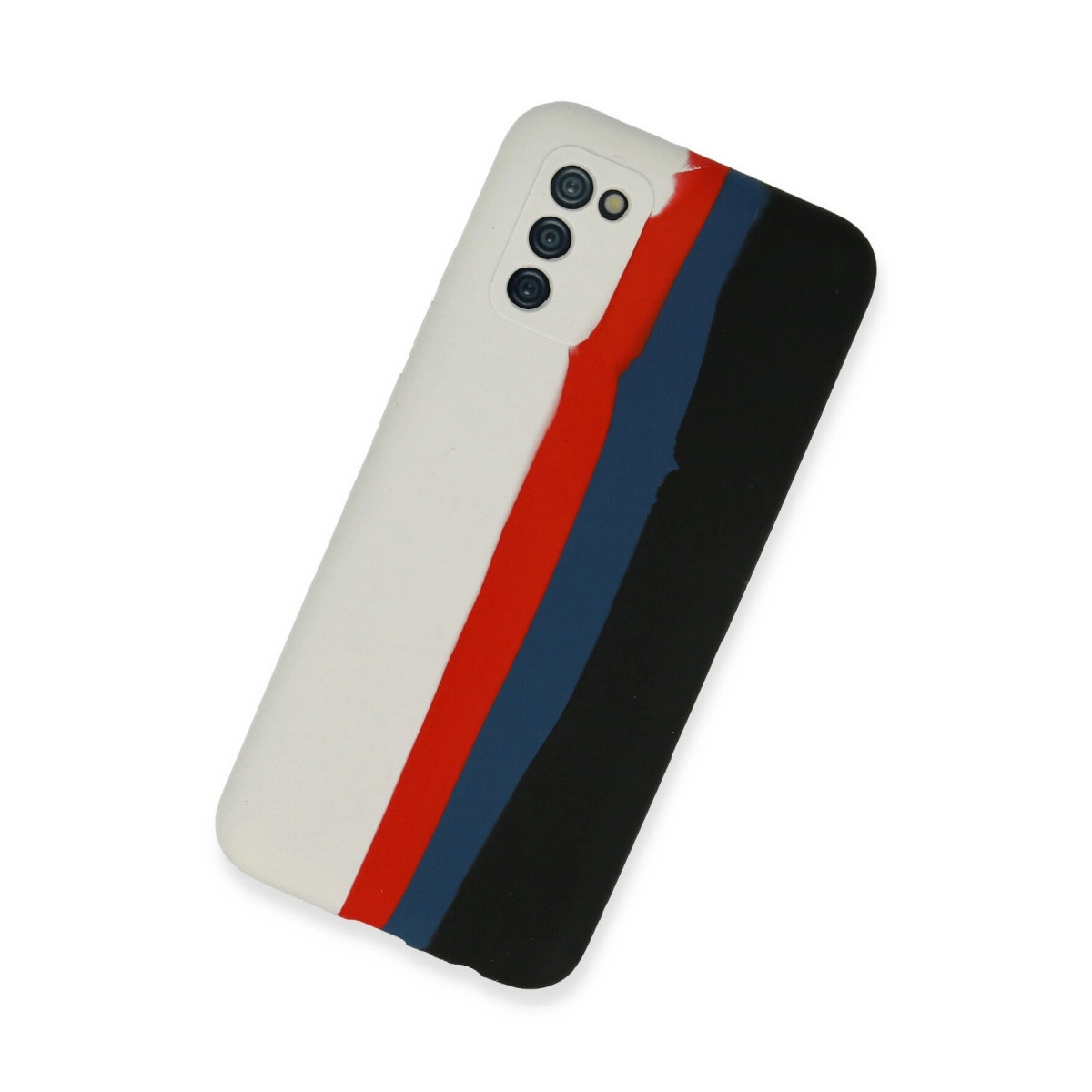 Kırmızı, mavi ve siyah şeritli beyaz telefon kılıfı ve üç kamera lensi.