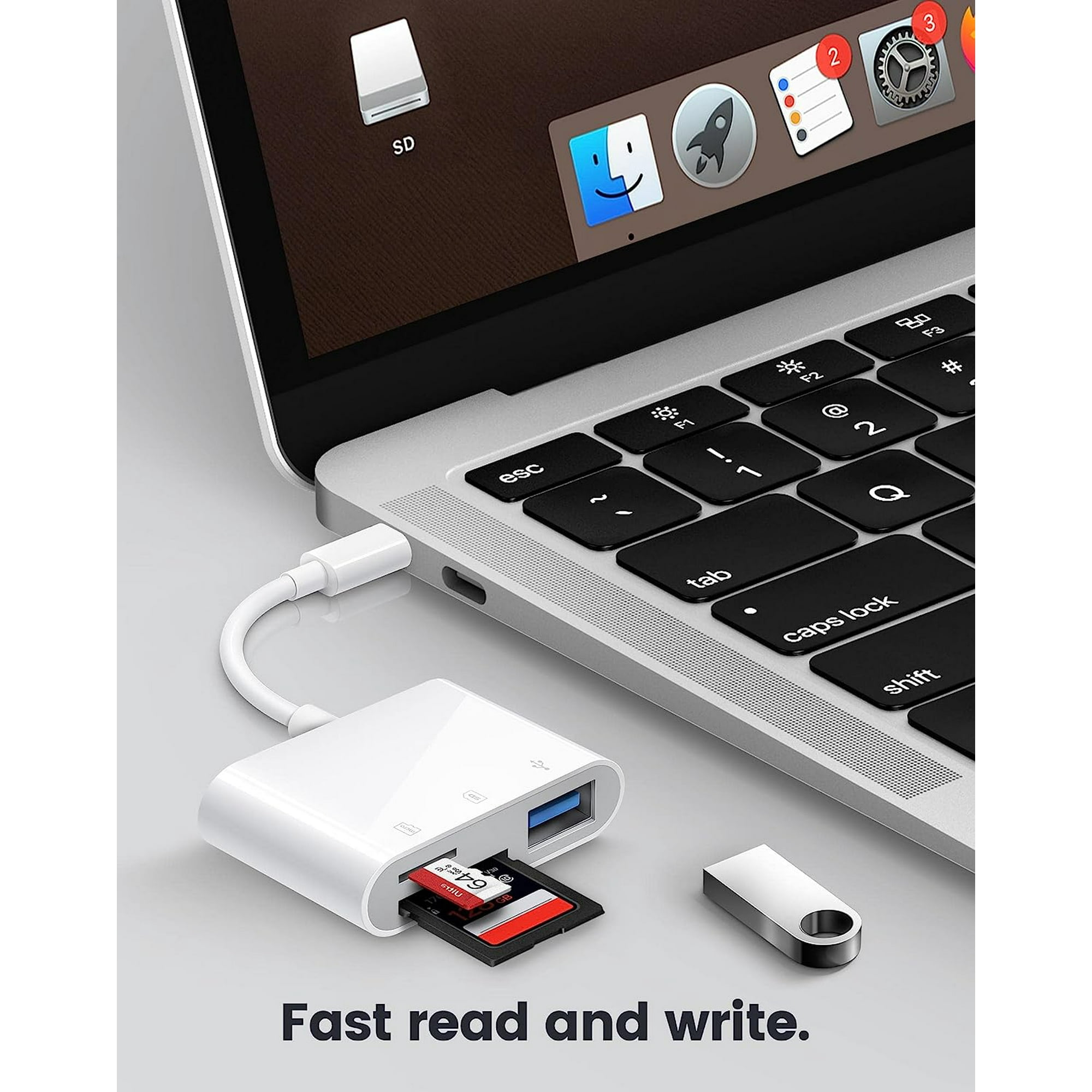 Ein weißer Kartenleser mit SD-Karte und USB-Stick neben einem Laptop.