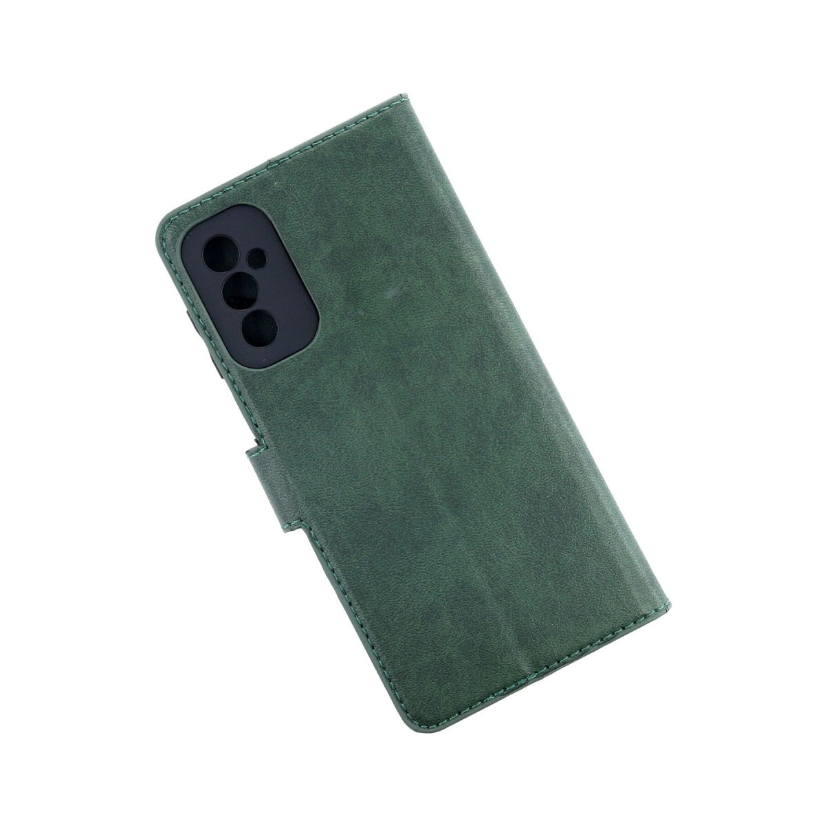 Kamera kesikli yeşil telefon kılıfı, beyaz zeminde izole edilmiş.