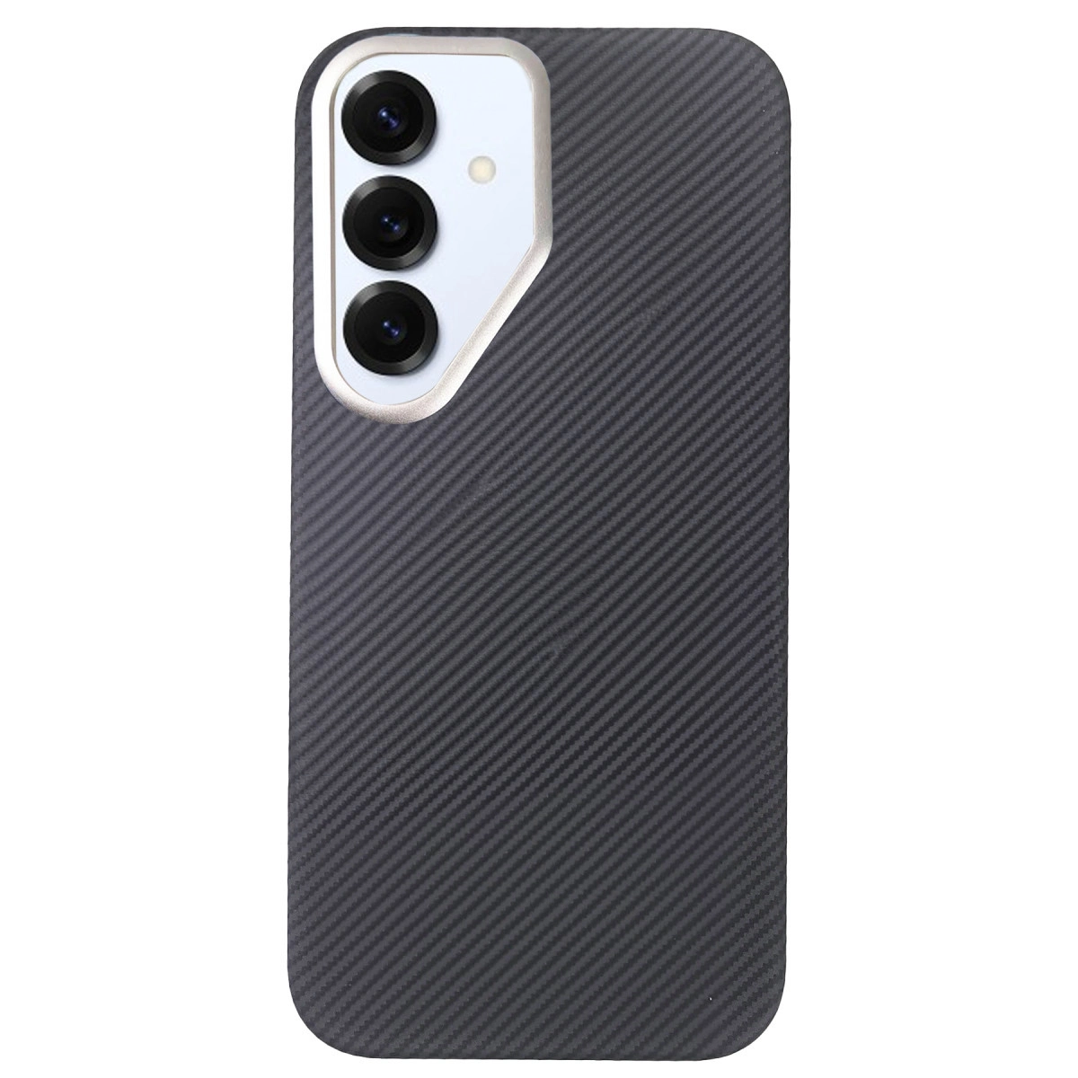 Karbon fiber dokulu, üç kamera lensli koyu renkli telefon kılıfının arkası.