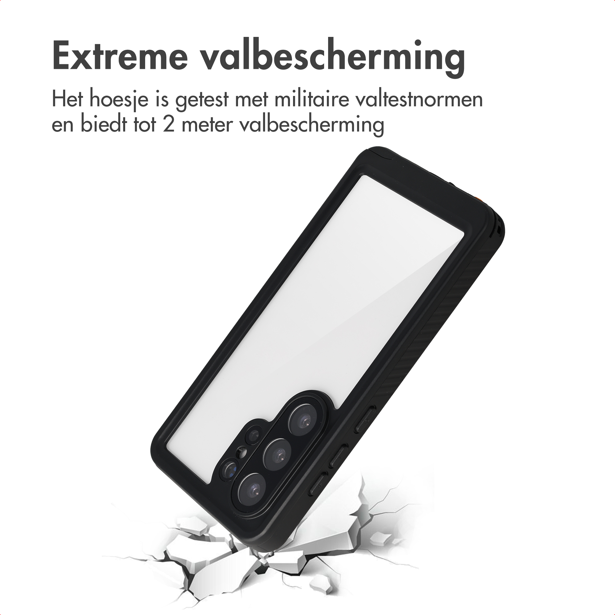 Zwarte telefoonhoes met drie camera's die op witte grond valt.