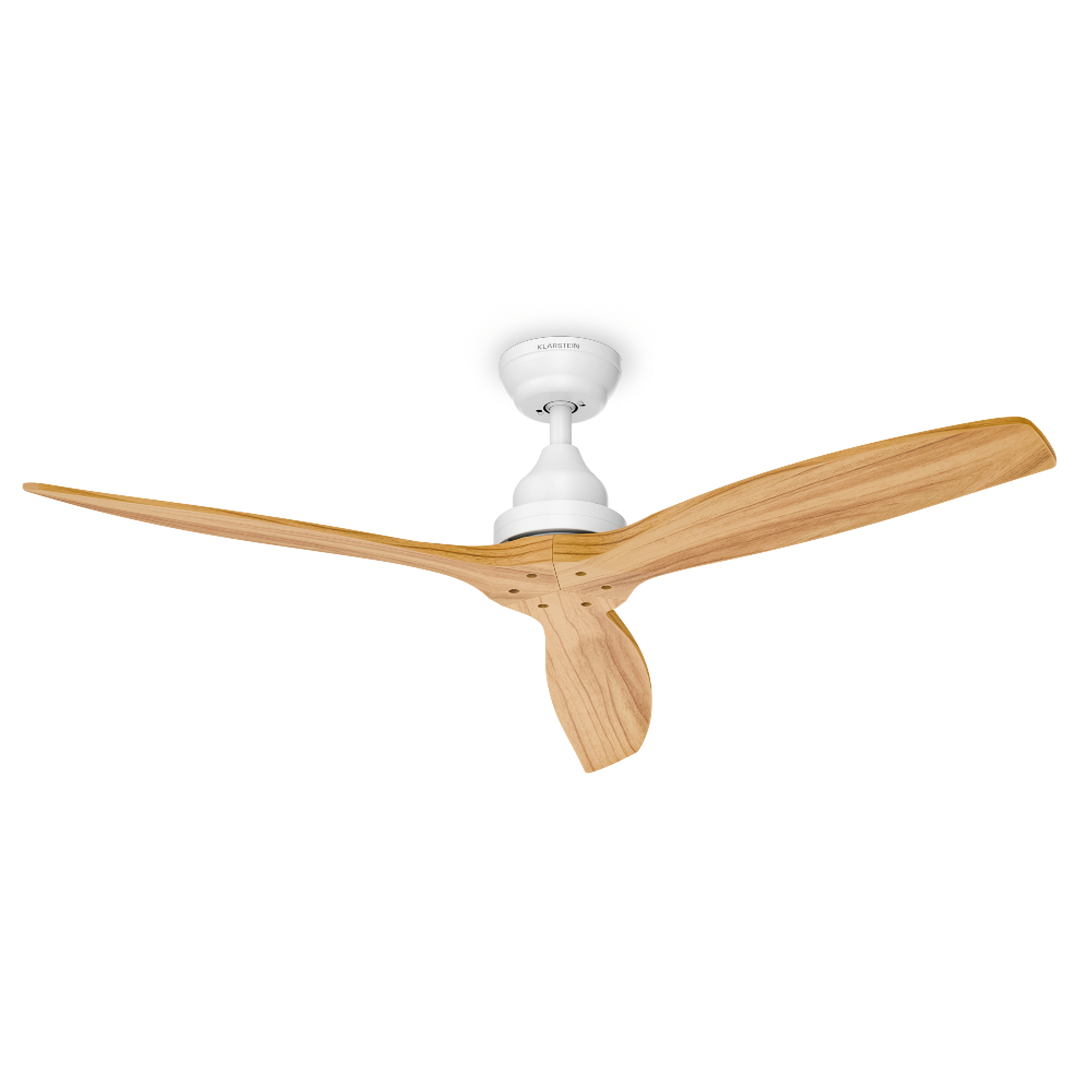 Un ventilatore da soffitto bianco con tre pale in legno, montato su un soffitto bianco.