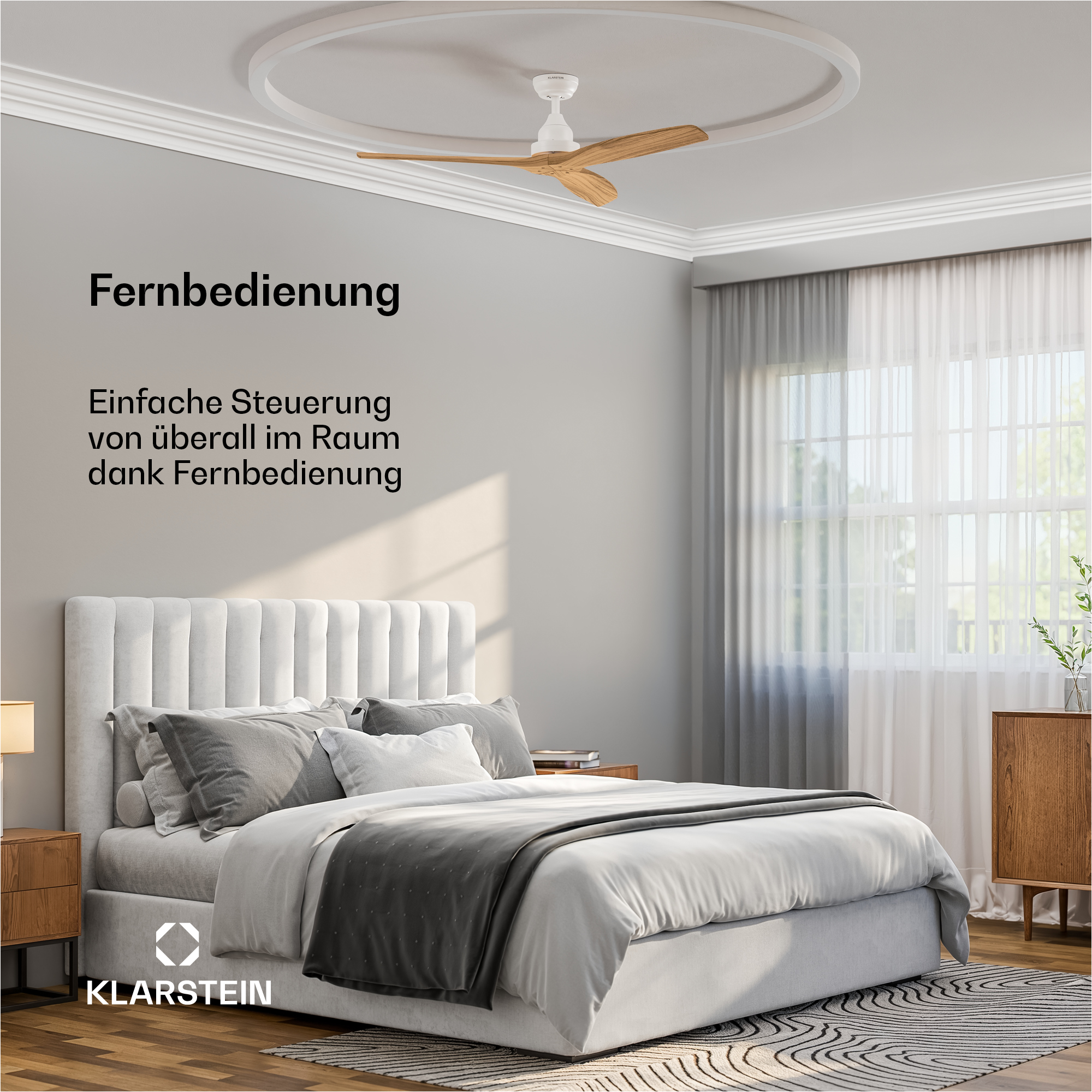 Camera da letto con letto, ventilatore a soffitto e testo sul muro.
